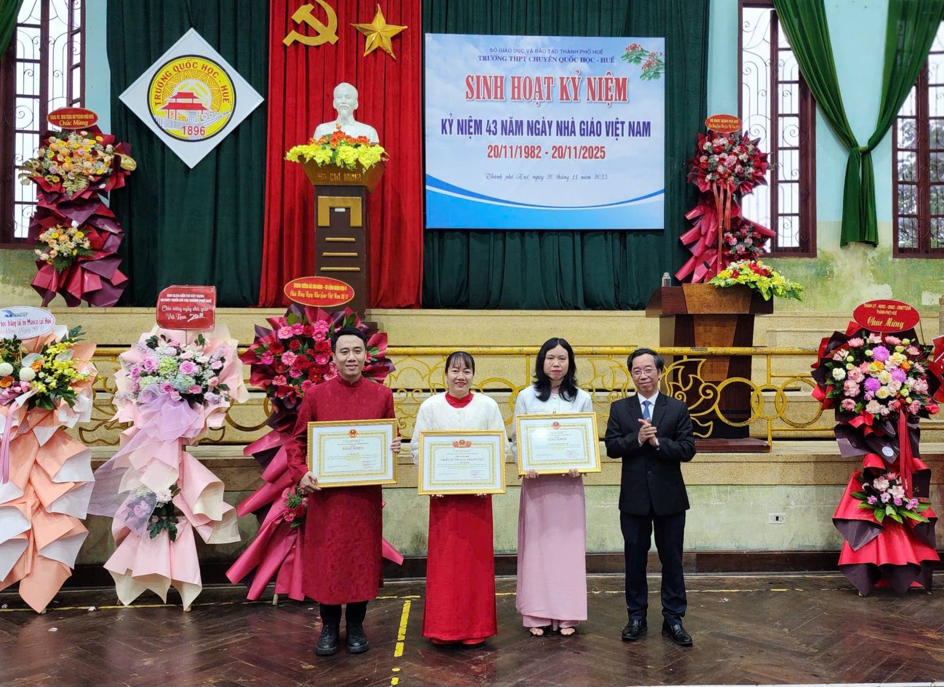 12 giáo viên được UBND thành phố tặng Bằng khen