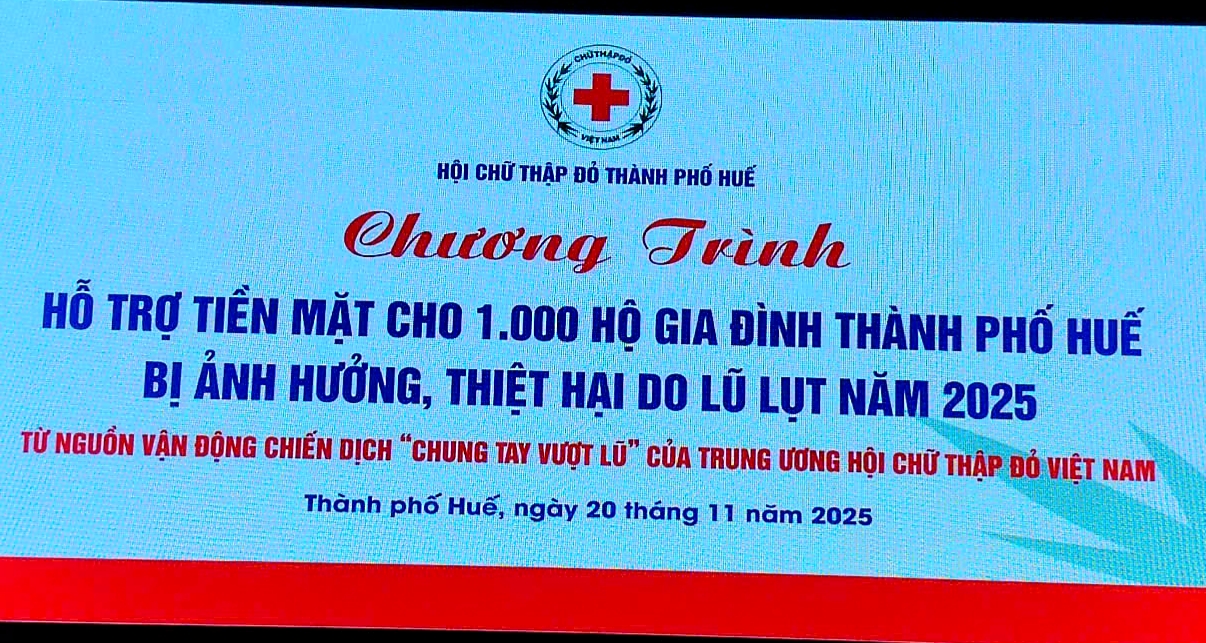 Trao 1 000 suất quà hỗ trợ cho người dân bị ảnh hưởng mưa lũ