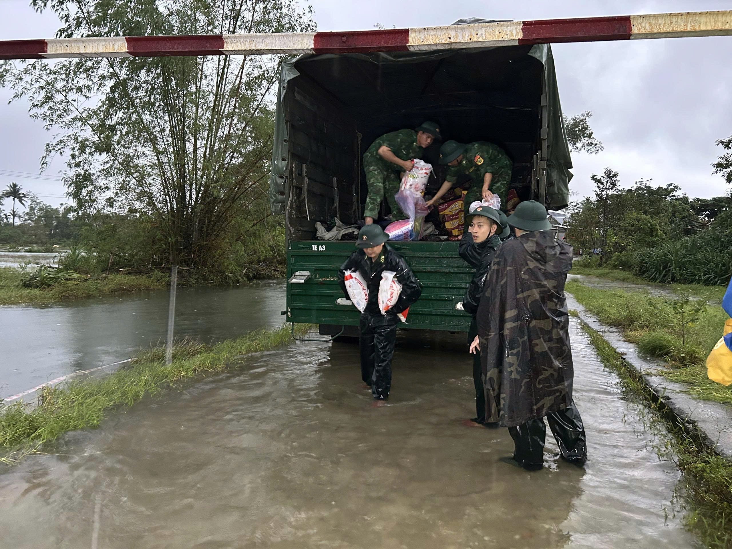Triển khai các biện pháp cấp bách giúp đỡ các địa phương miền Trung