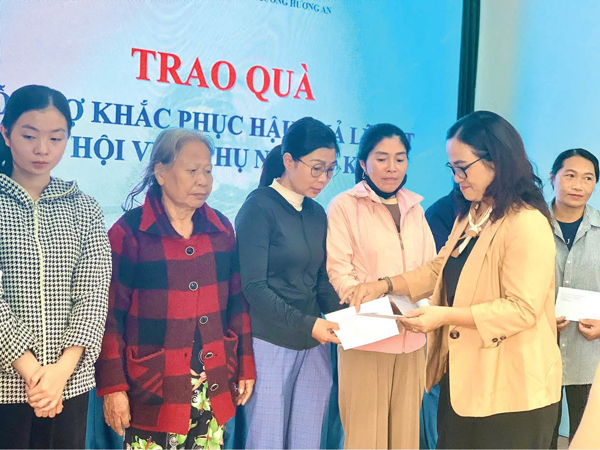 Giúp hội viên đứng dậy sau lũ