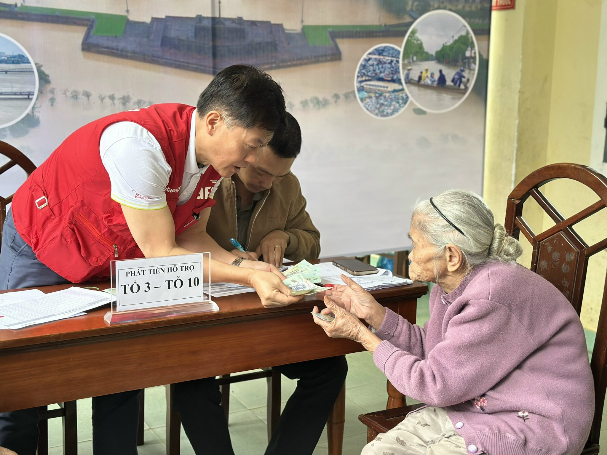 Trao gần 1 tỷ đồng hỗ trợ người dân phường Hương An bị thiệt hại do lụt bão