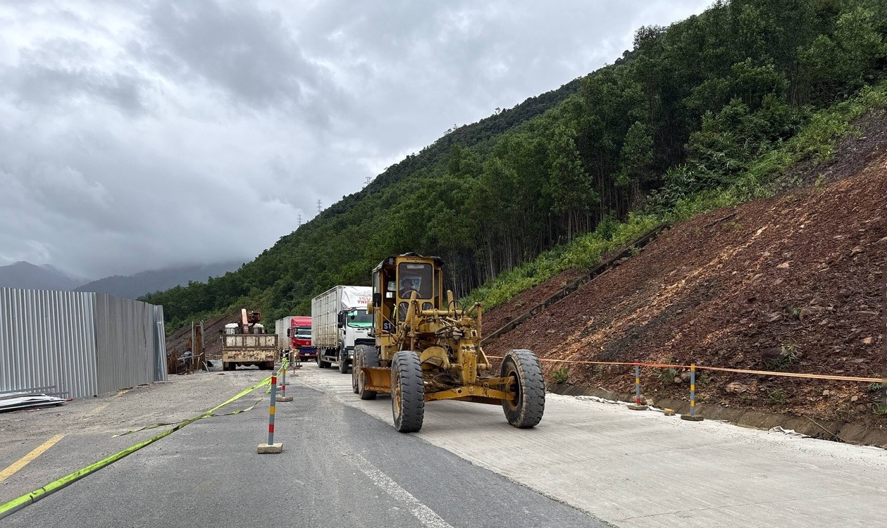 Tiếp tục tổ chức giao thông tạm thời trên cao tốc La Sơn - Hòa Liên