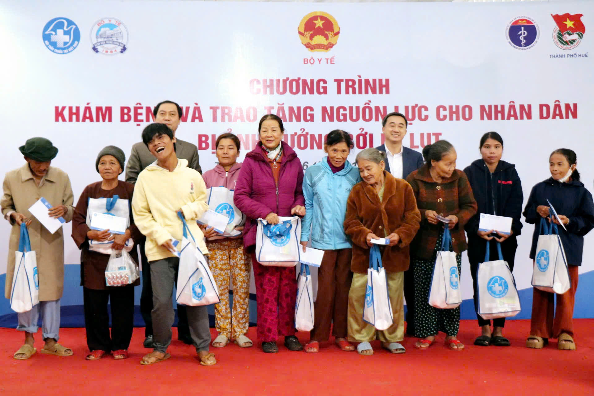 Khám và cấp thuốc miễn phí sau mưa lũ cho 1 000 người dân xã Hưng Lộc