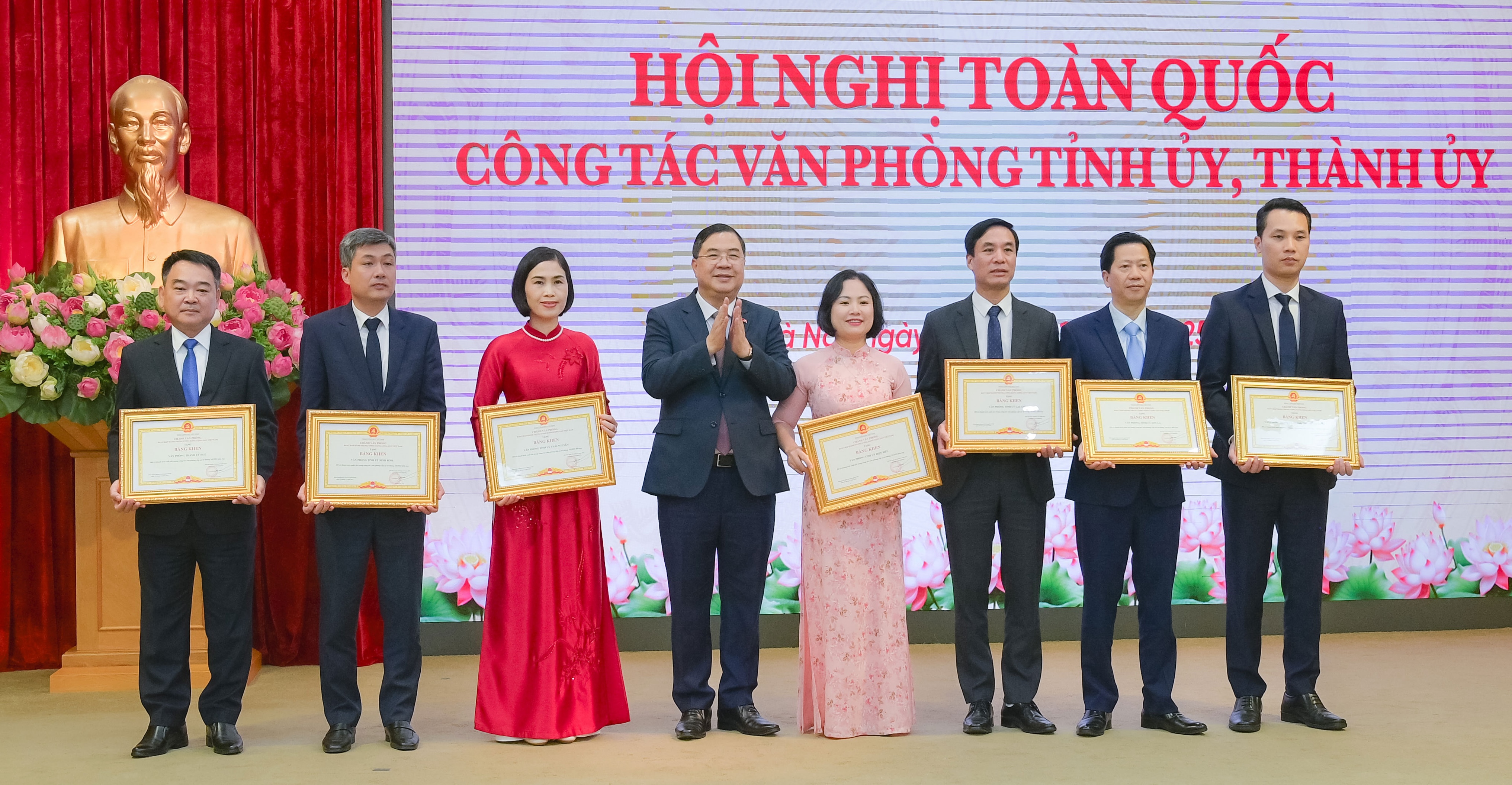 Văn phòng Thành ủy Huế được tặng Bằng khen vì đã có thành tích xuất sắc trong công tác văn phòng cấp ủy