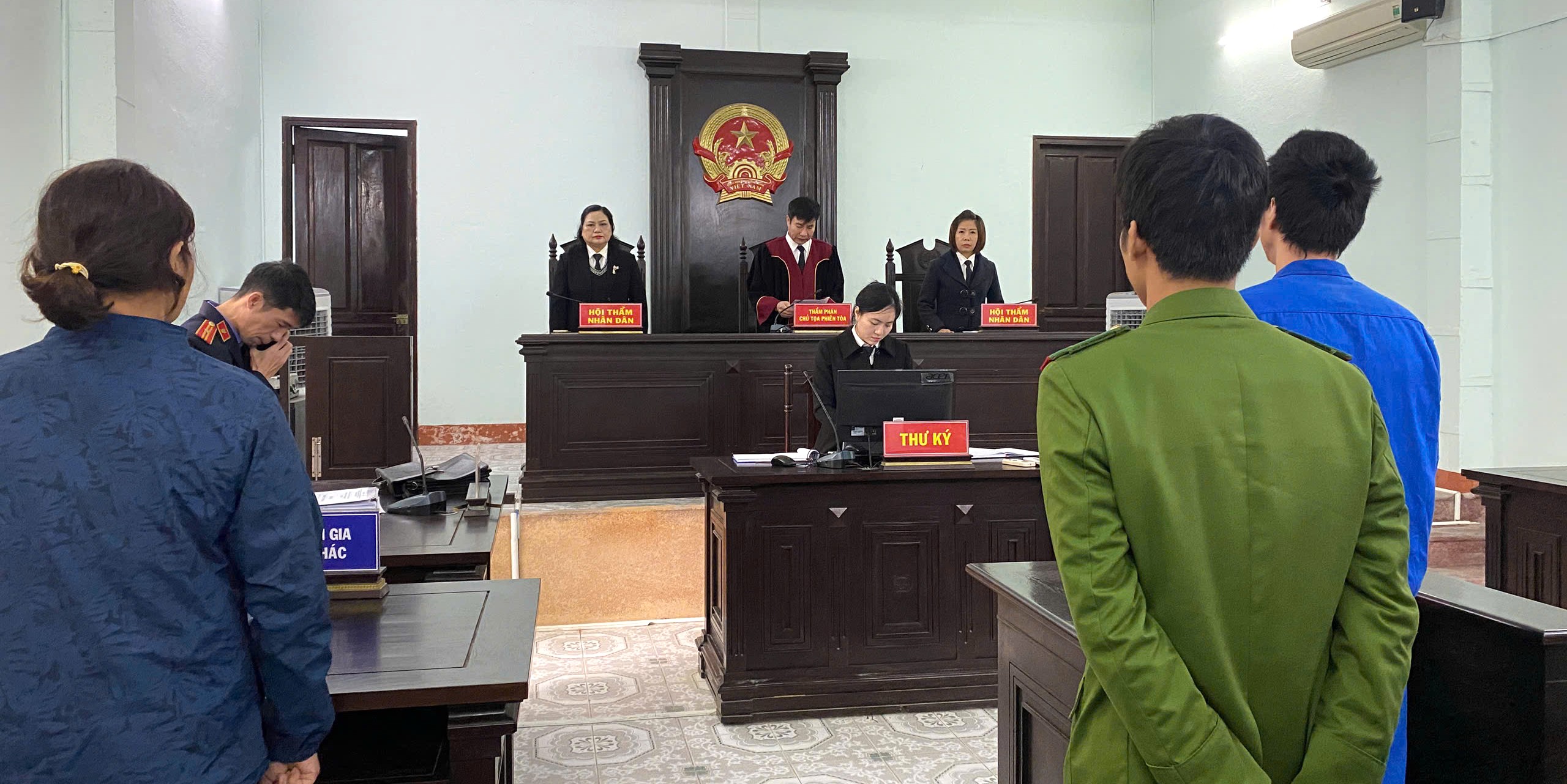 Dùng điện thoại đánh bạc qua mạng Lãnh án 9 tháng tù