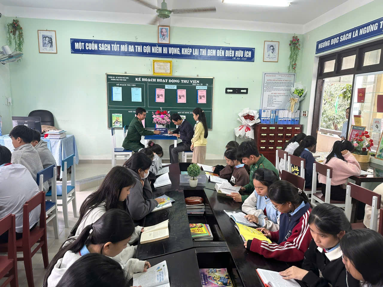 Tặng 200 đầu sách cho nhà trường và học sinh