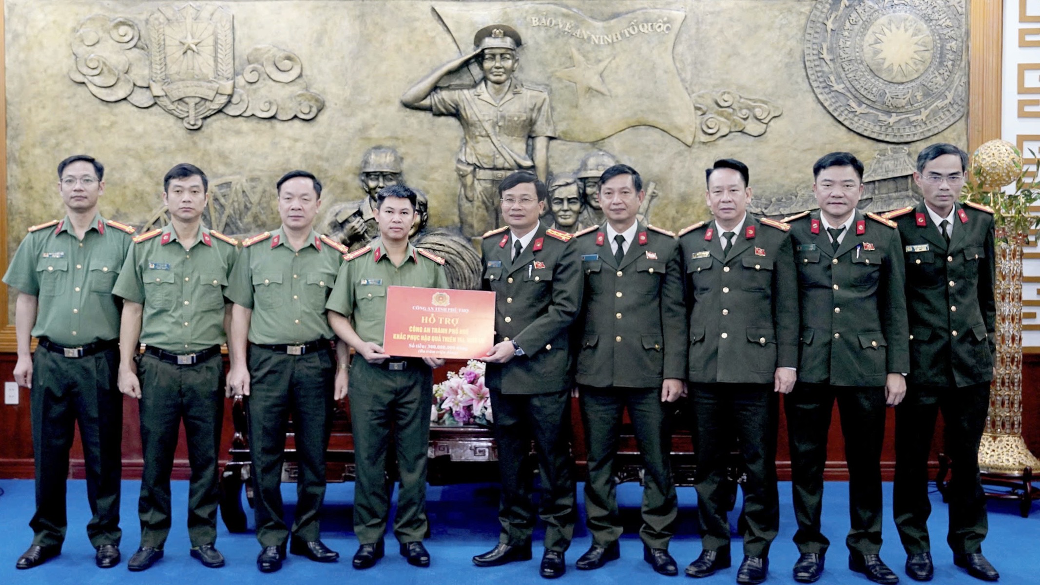 Công an Phú Thọ hỗ trợ 300 triệu đồng giúp Công an TP Huế khắc phục hậu quả mưa lũ