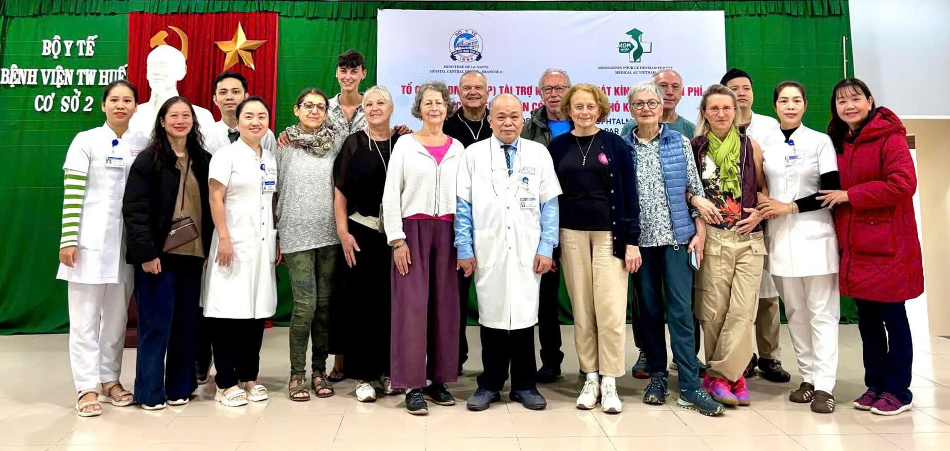 Khám mắt và tặng kính miễn phí cho hơn 500 người dân