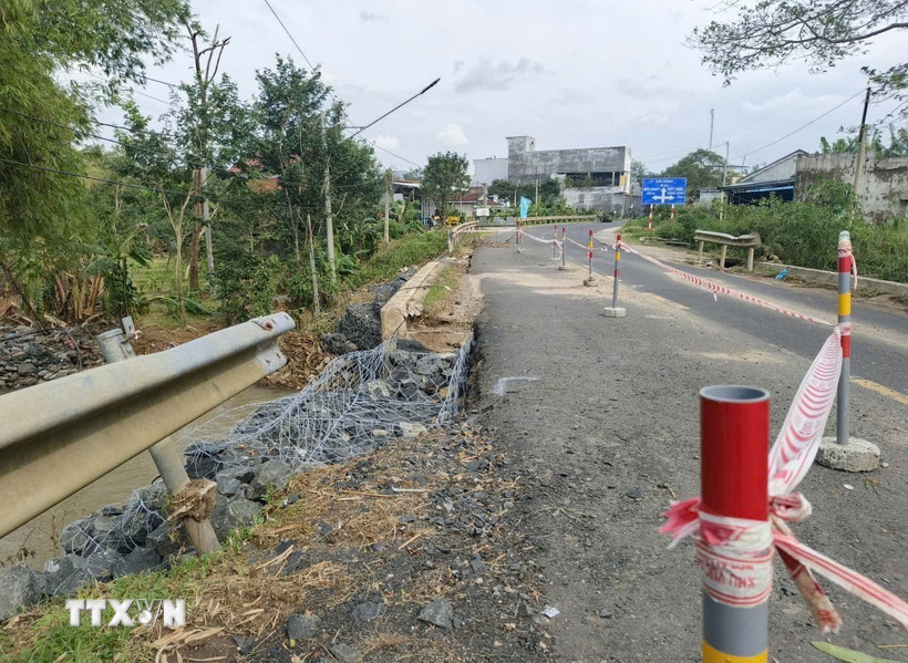 Vẫn còn 15 vị trí trên Quốc lộ 20 và 27C bị ách tắc sau mưa lũ