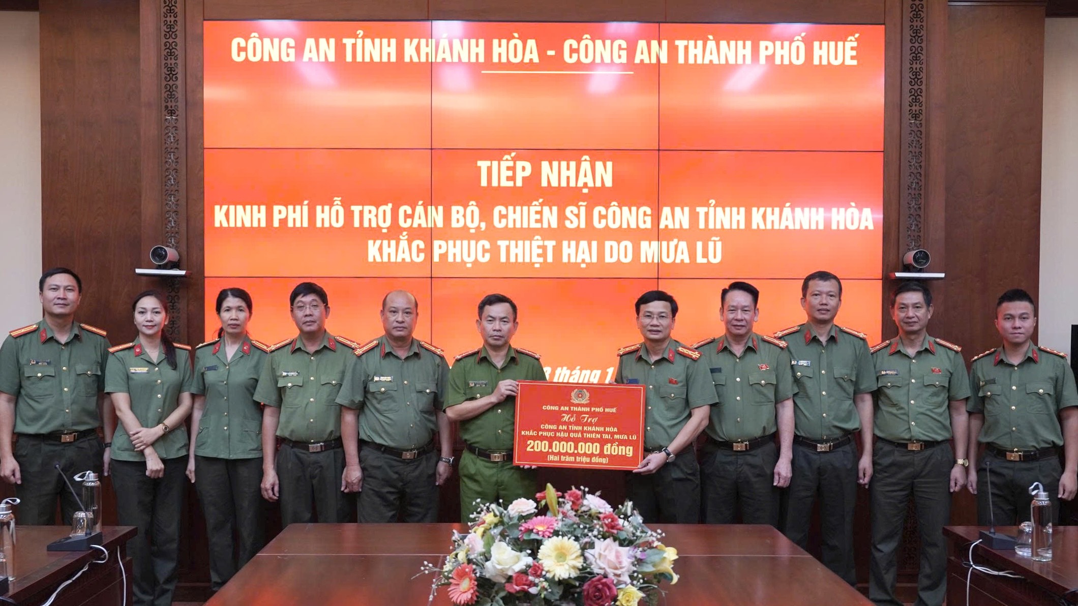 Công an TP Huế hỗ trợ 500 triệu đồng giúp các địa phương khắc phục hậu quả mưa lũ