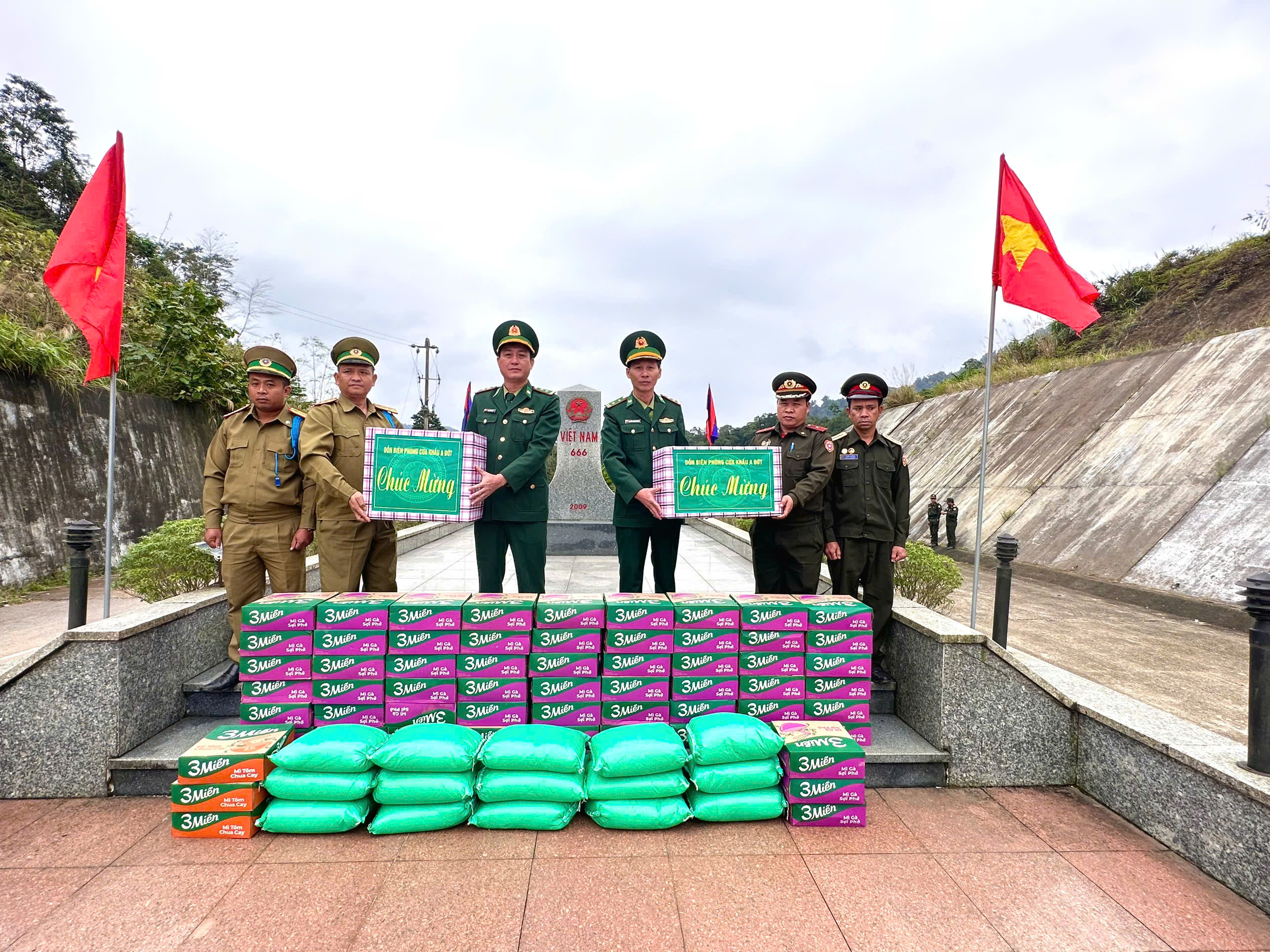 Chúc mừng, tặng quà lực lượng bảo vệ biên giới Lào