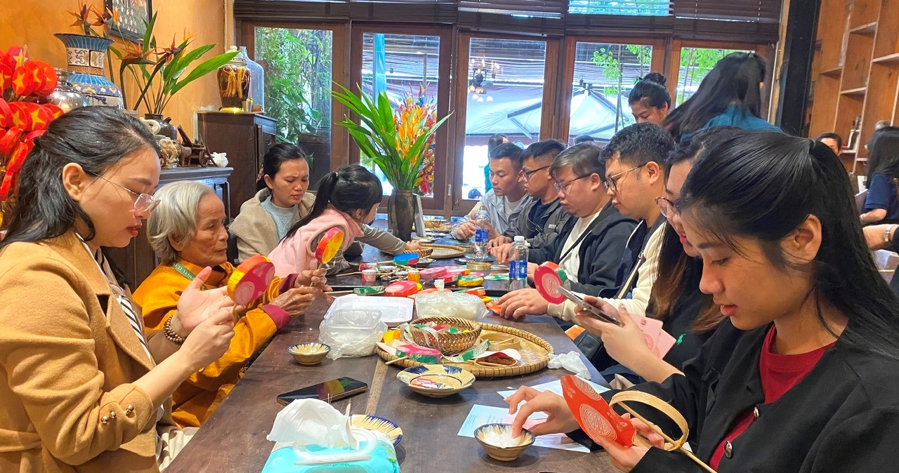 “Ăn vóc, học hay”