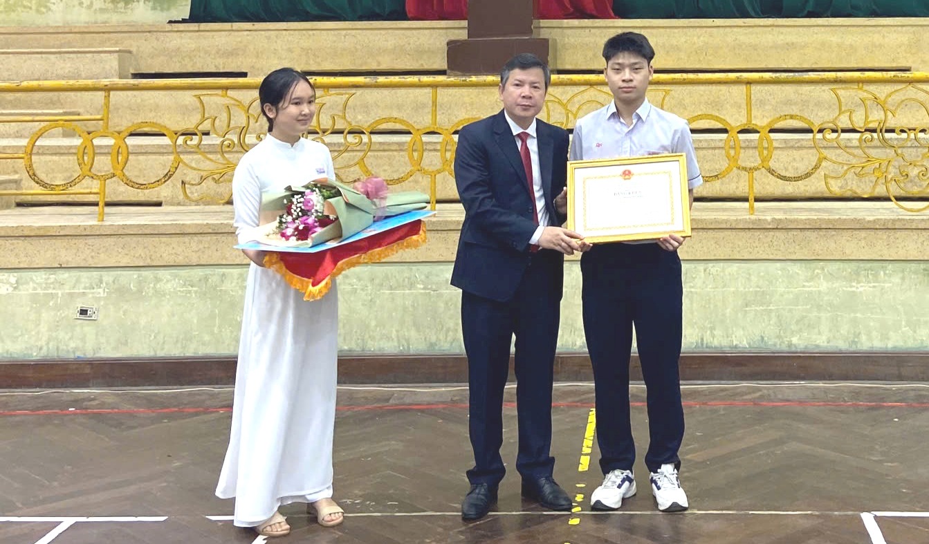 Chủ tịch UBND thành phố tặng Bằng khen cho Lê Quang Duy Khoa sau Chung kết Olympia 2025