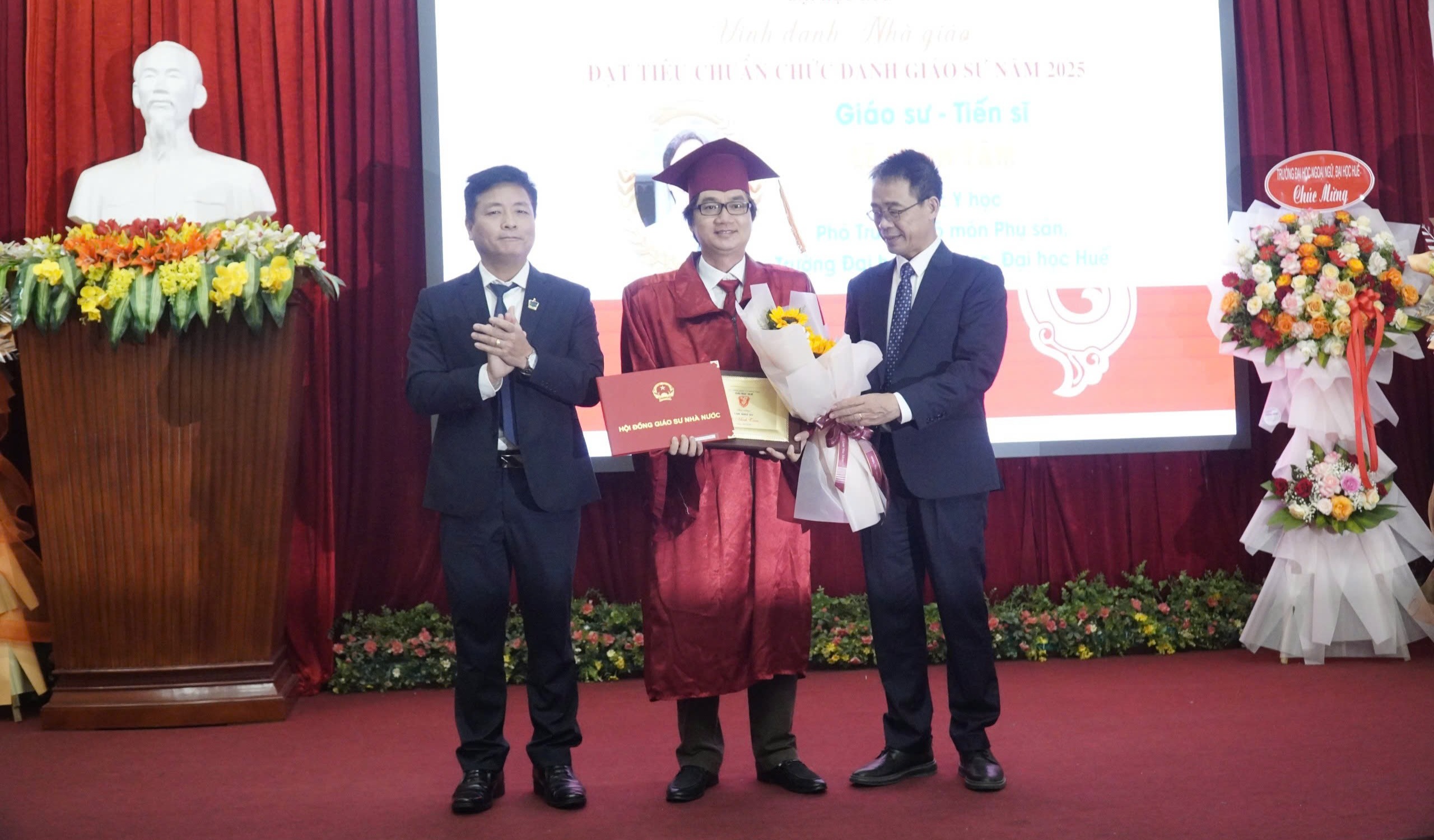 Đại học Huế trao chứng nhận đạt chuẩn chức danh giáo sư, phó giáo sư năm 2025 cho 40 nhà giáo