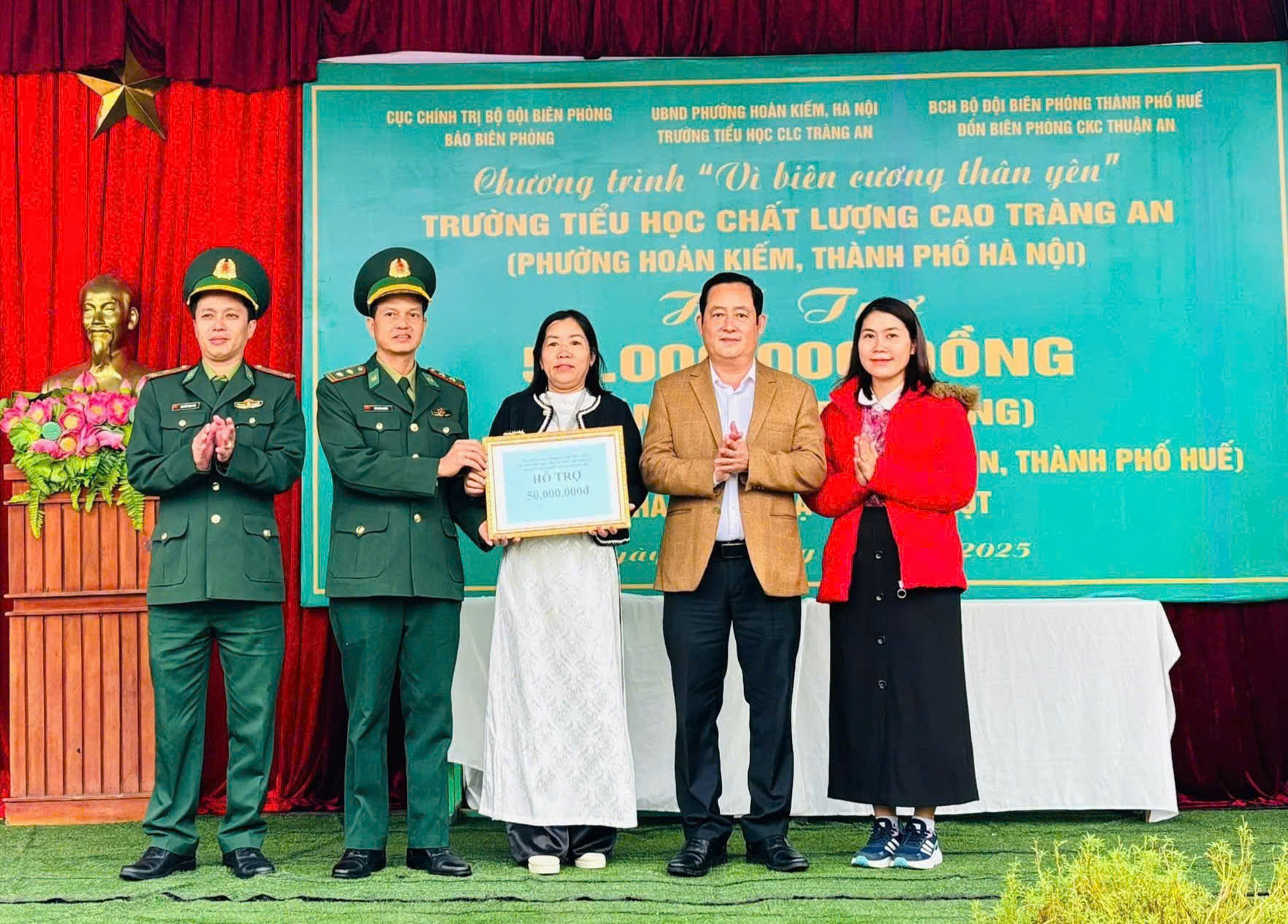 Trao tặng 50 triệu đồng cho Trường Tiểu học Phú Tân