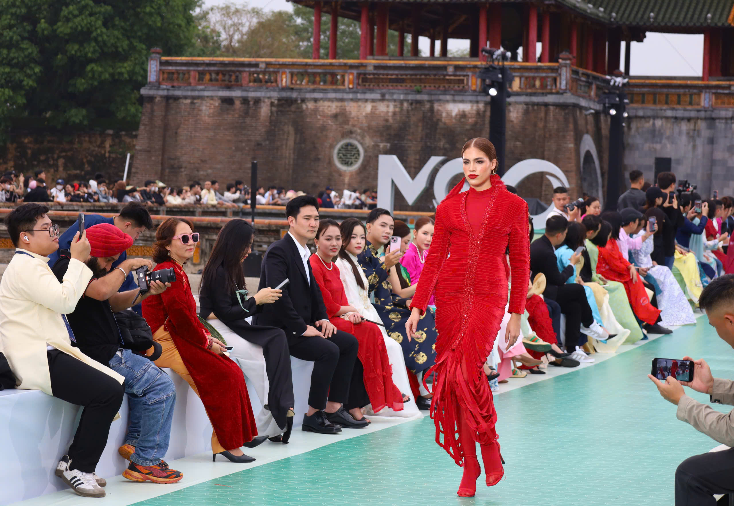 Gần 80 người đẹp trình diễn bộ sưu tập lấy cảm hứng Cố đô Huế