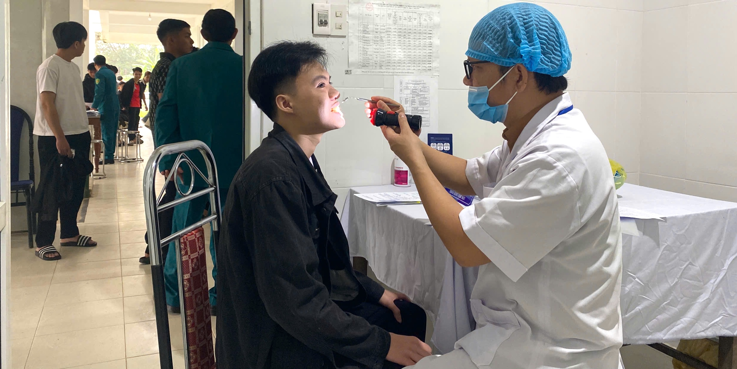 Hơn 1 170 thanh niên tham gia khám tuyển nghĩa vụ quân sự và Công an nhân dân