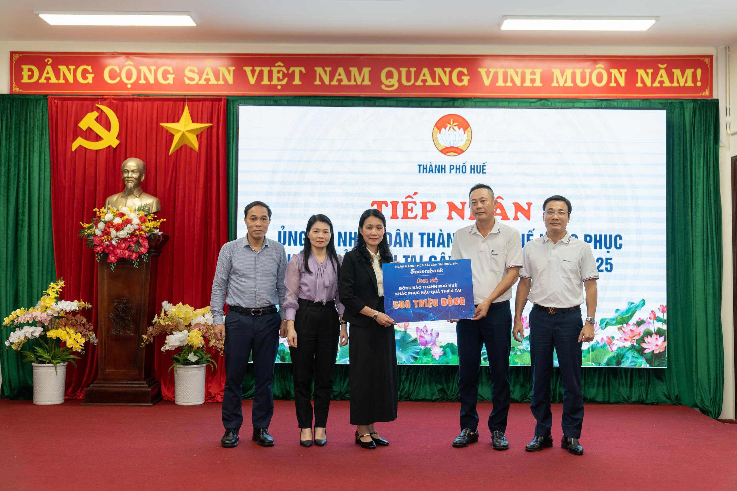 Sacombank hỗ trợ 2,5 tỷ đồng cho người dân vùng lũ