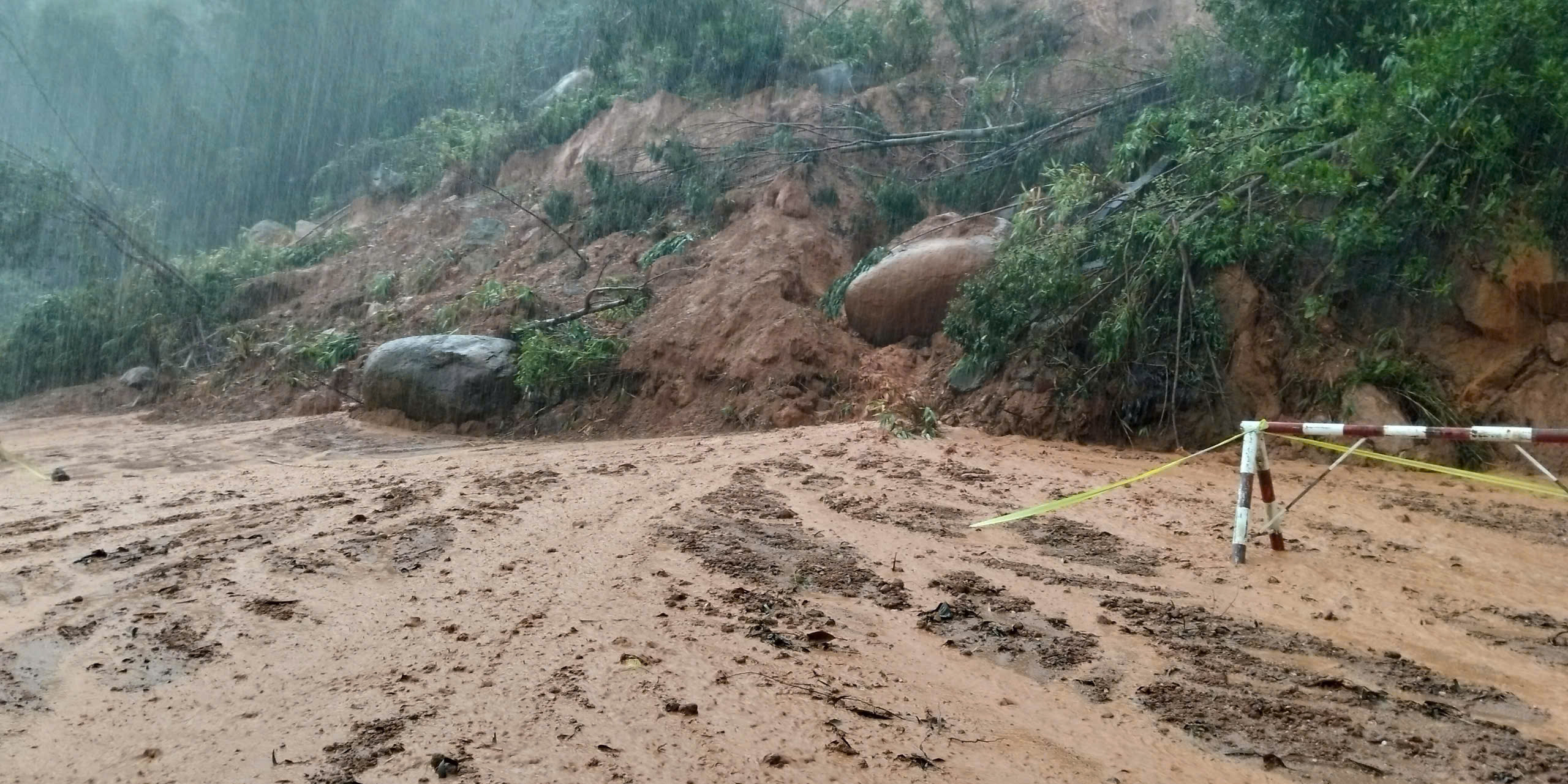 Mưa làm đất đá tràn lấp tuyến đường dẫn vào khu du lịch Laguna