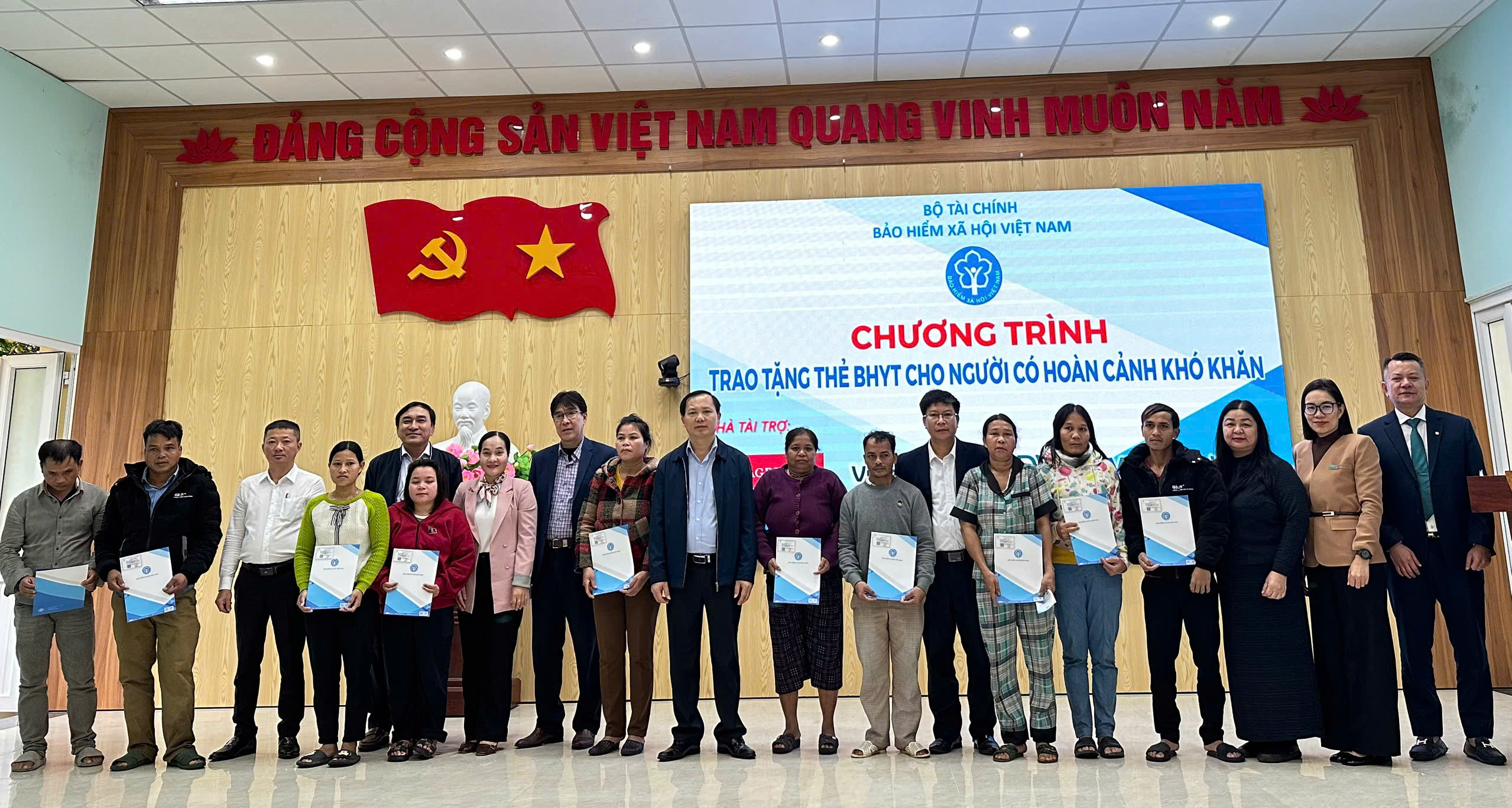 Trao tặng 4 038 thẻ bảo hiểm y tế cho người dân có hoàn cảnh khó khăn