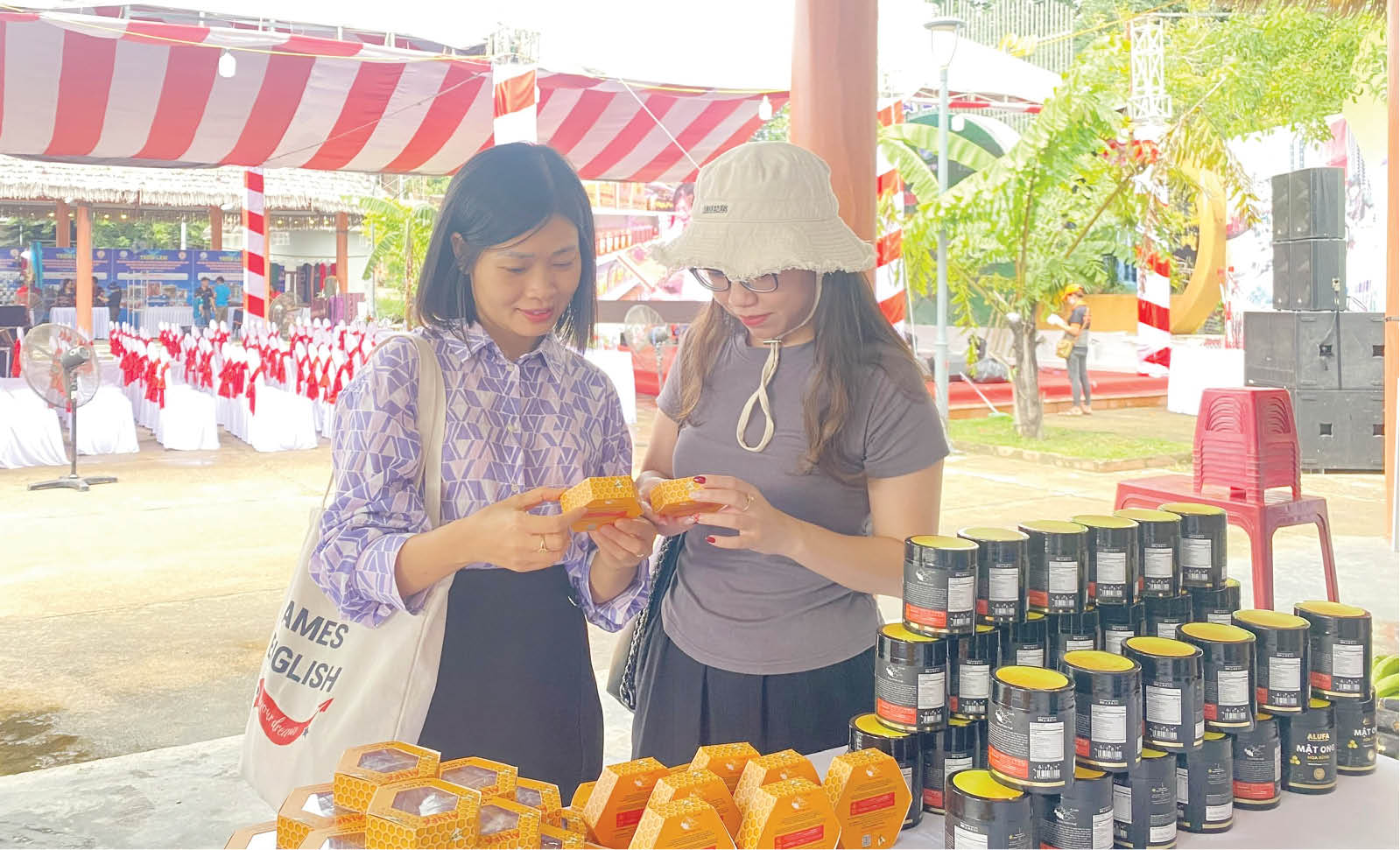 Phiên chợ vùng cao Động lực giảm nghèo và nâng chất lượng nông sản