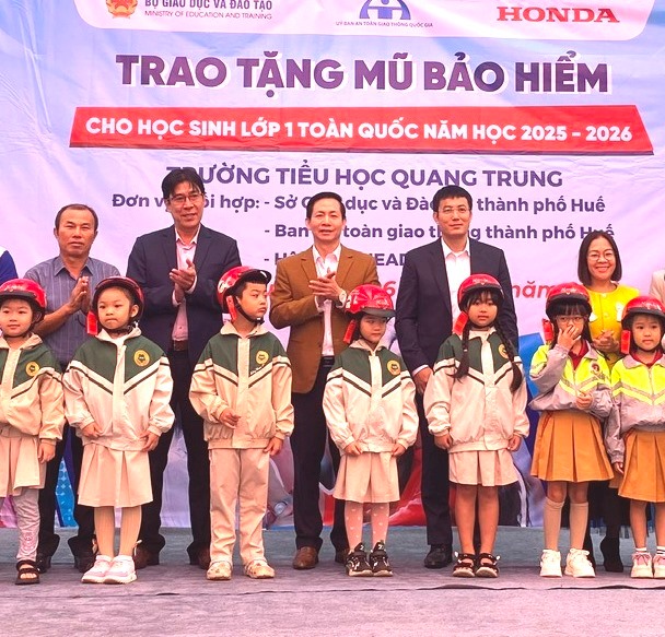 Trao tặng mũ bảo hiểm cho học sinh lớp Một