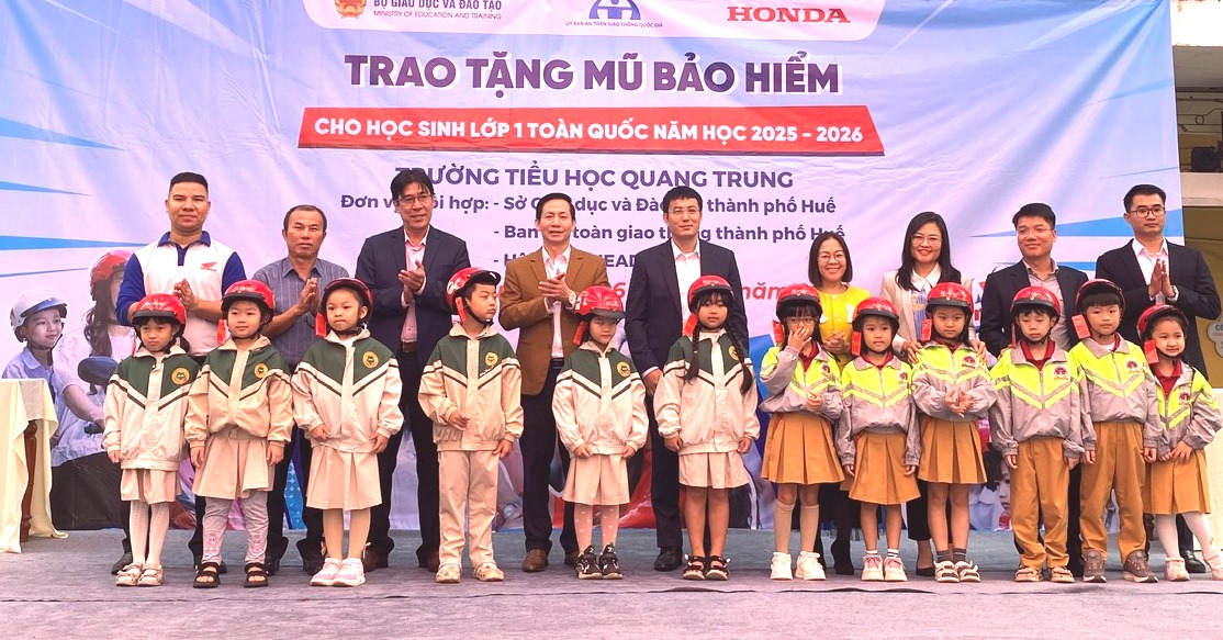 Trao tặng mũ bảo hiểm cho học sinh lớp Một