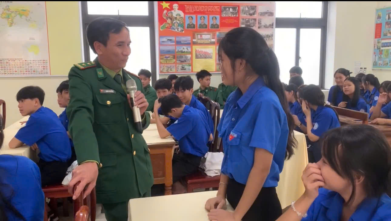 Tặng quà và tuyên tuyền cho người dân, học sinh khu vực biên giới