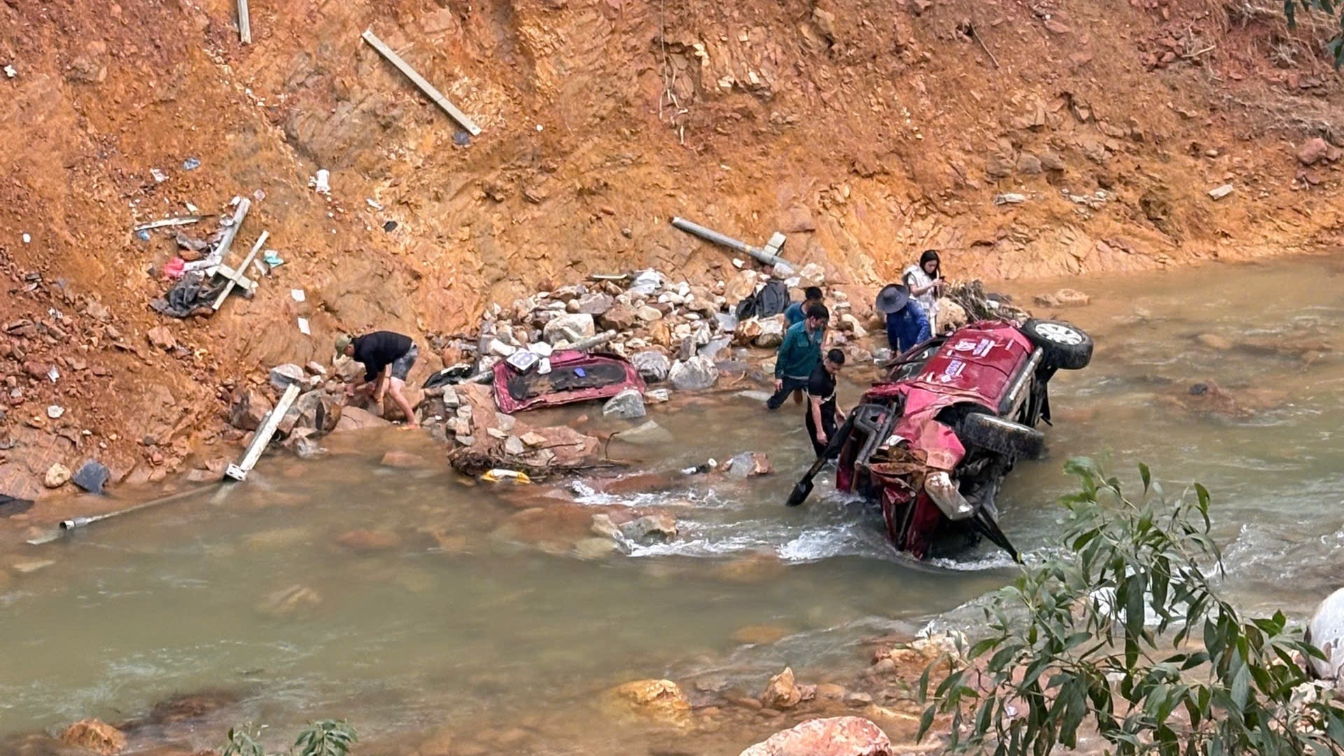 Xe bán tải lao xuống suối sau va chạm trên cao tốc La Sơn - Túy Loan