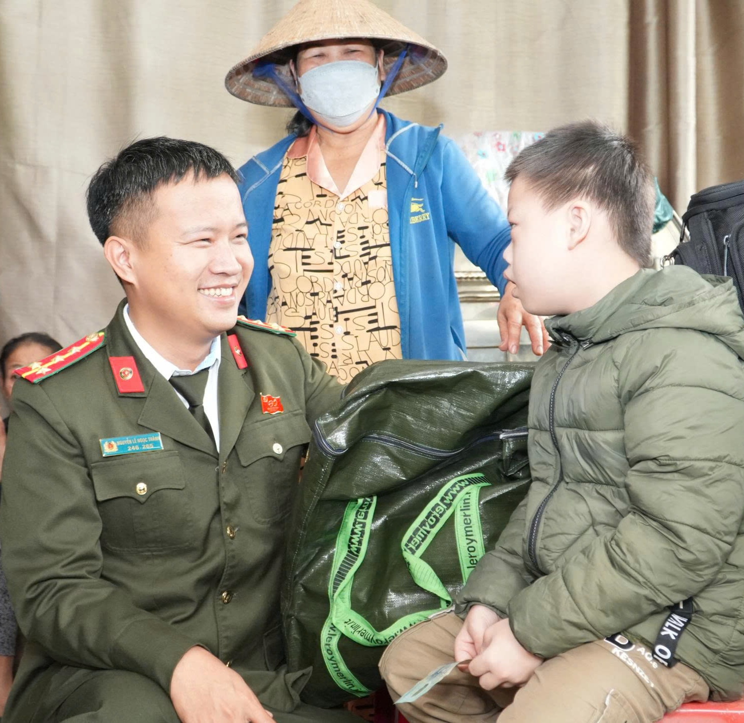 Trao 200 suất quà hỗ trợ hội viên người mù tại 5 xã