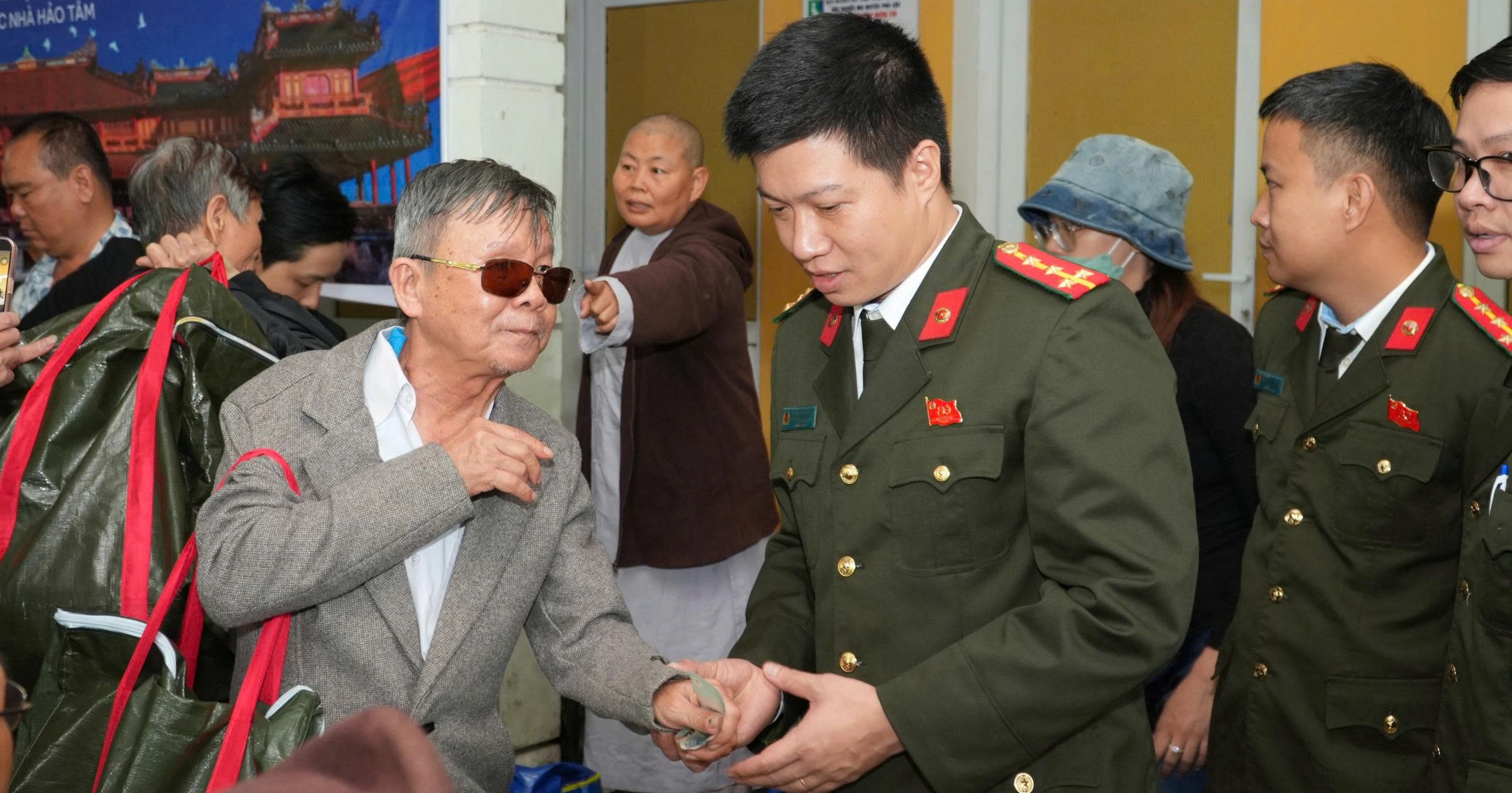 Trao 200 suất quà hỗ trợ hội viên người mù tại 5 xã