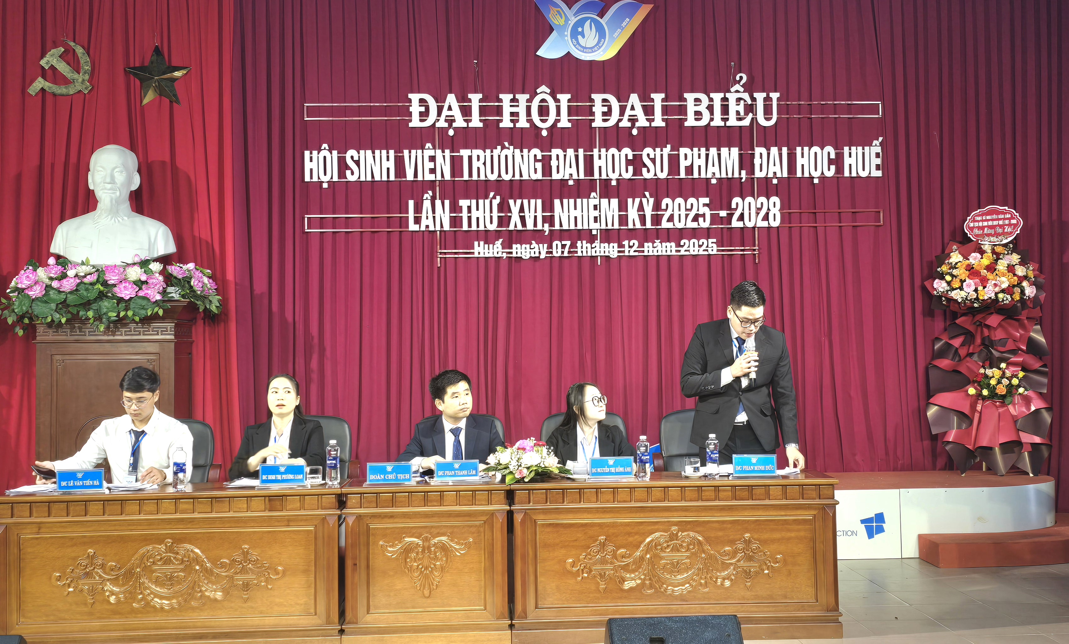 Hàng trăm sinh viên 5 tốt và đạt thưởng Sao Tháng Giêng