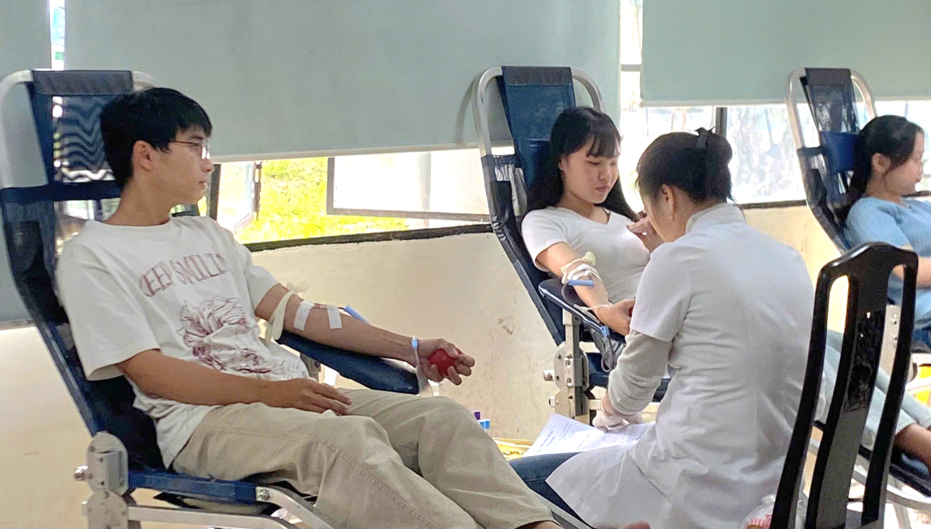 Tiếp nhận 700 đơn vị máu từ sinh viên Trường Đại học Y - Dược