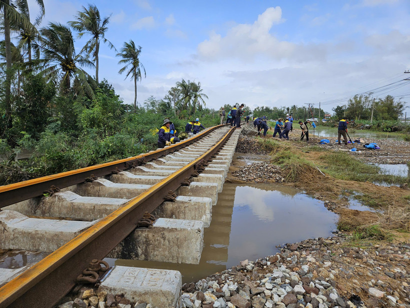 Công bố tình huống khẩn cấp khắc phục hư hỏng hạ tầng đường sắt Bắc - Nam