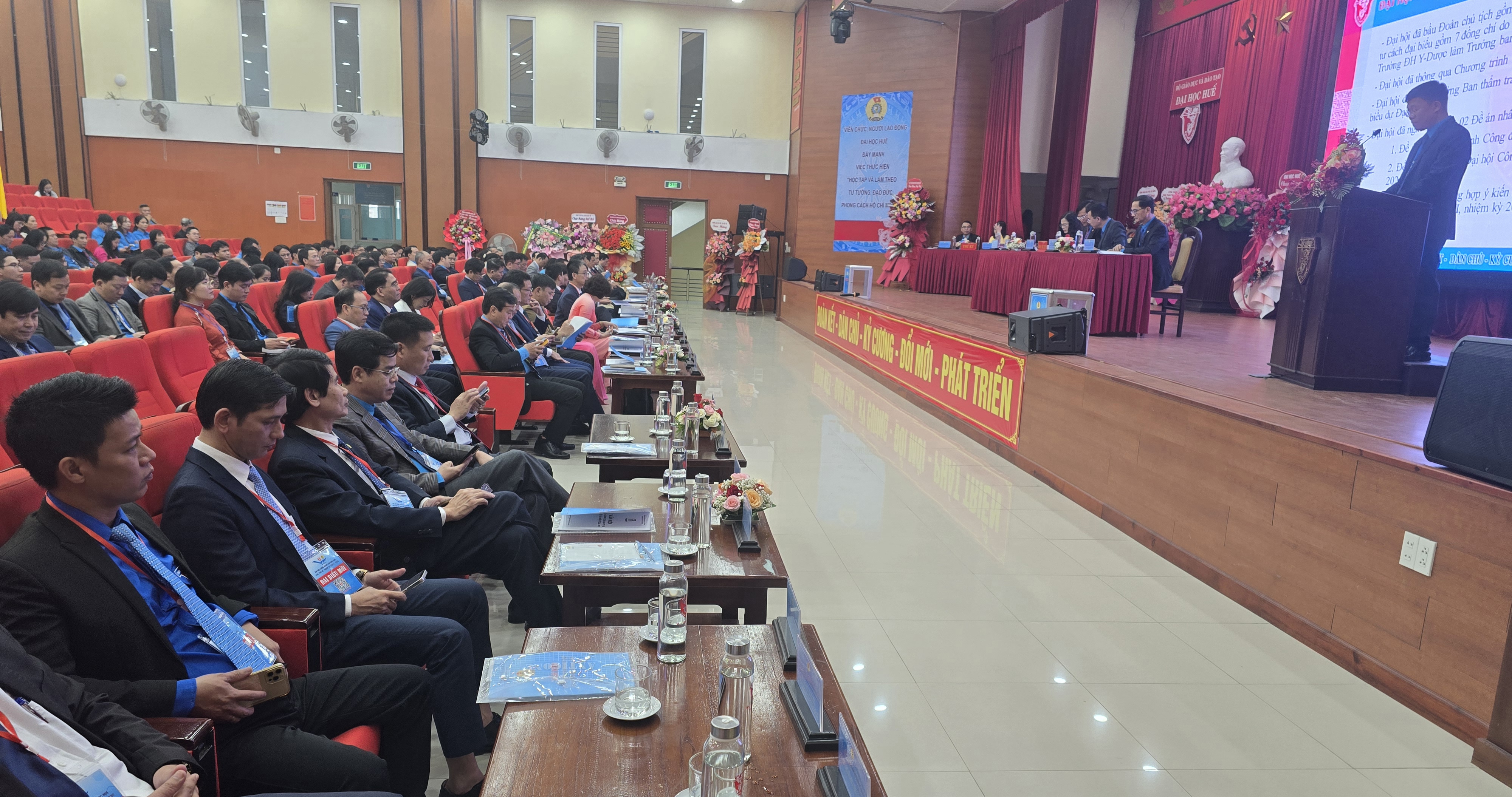 Nâng cao chất lượng và đảm bảo đời sống cho viên chức, người lao động