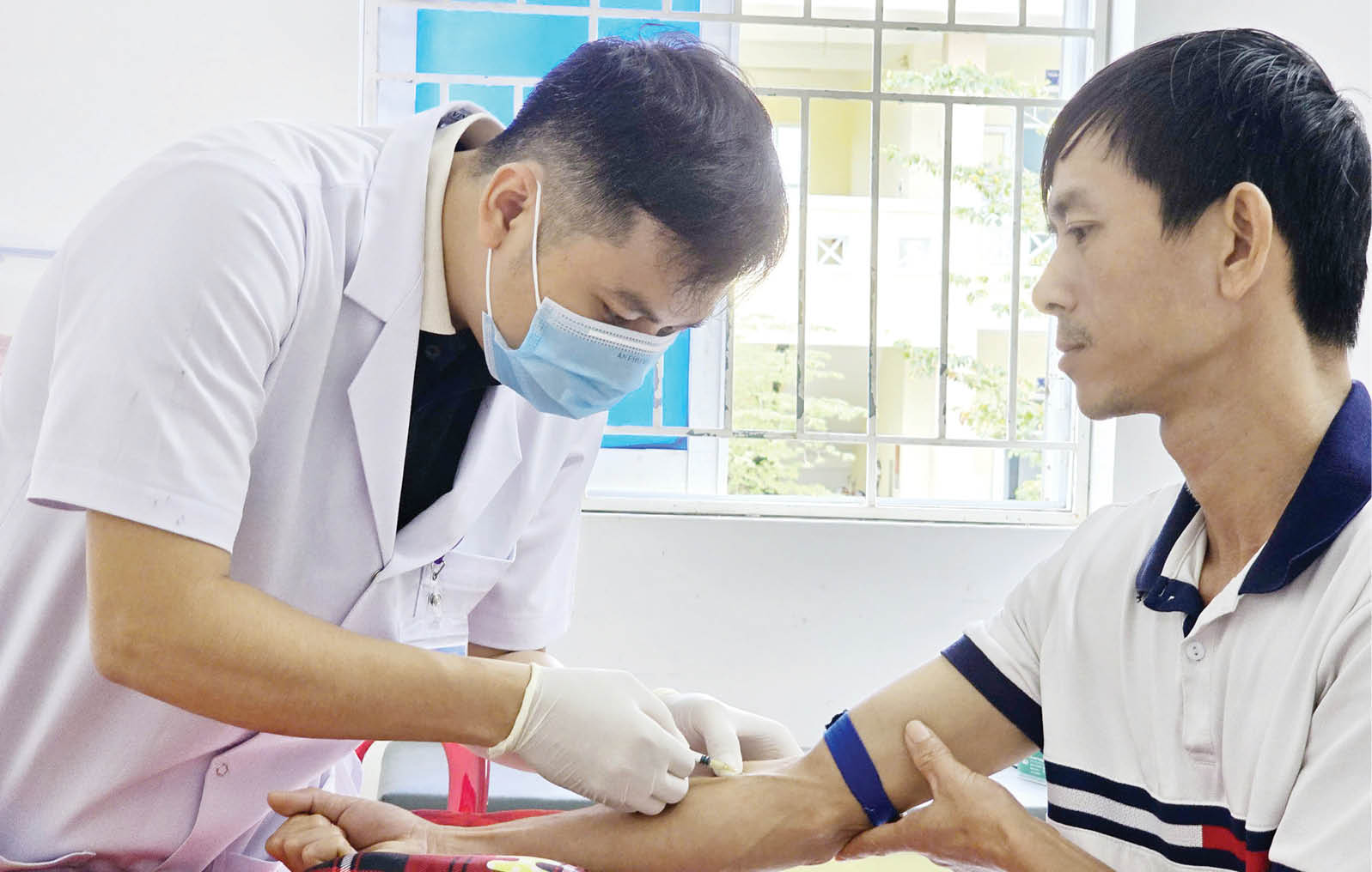 Gỡ khó cho y tế cơ sở