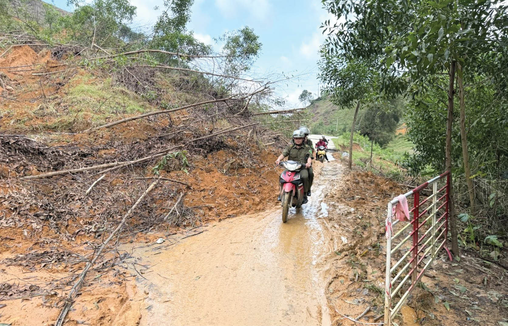 Cầu, đường sạt lở; người dân gặp khó