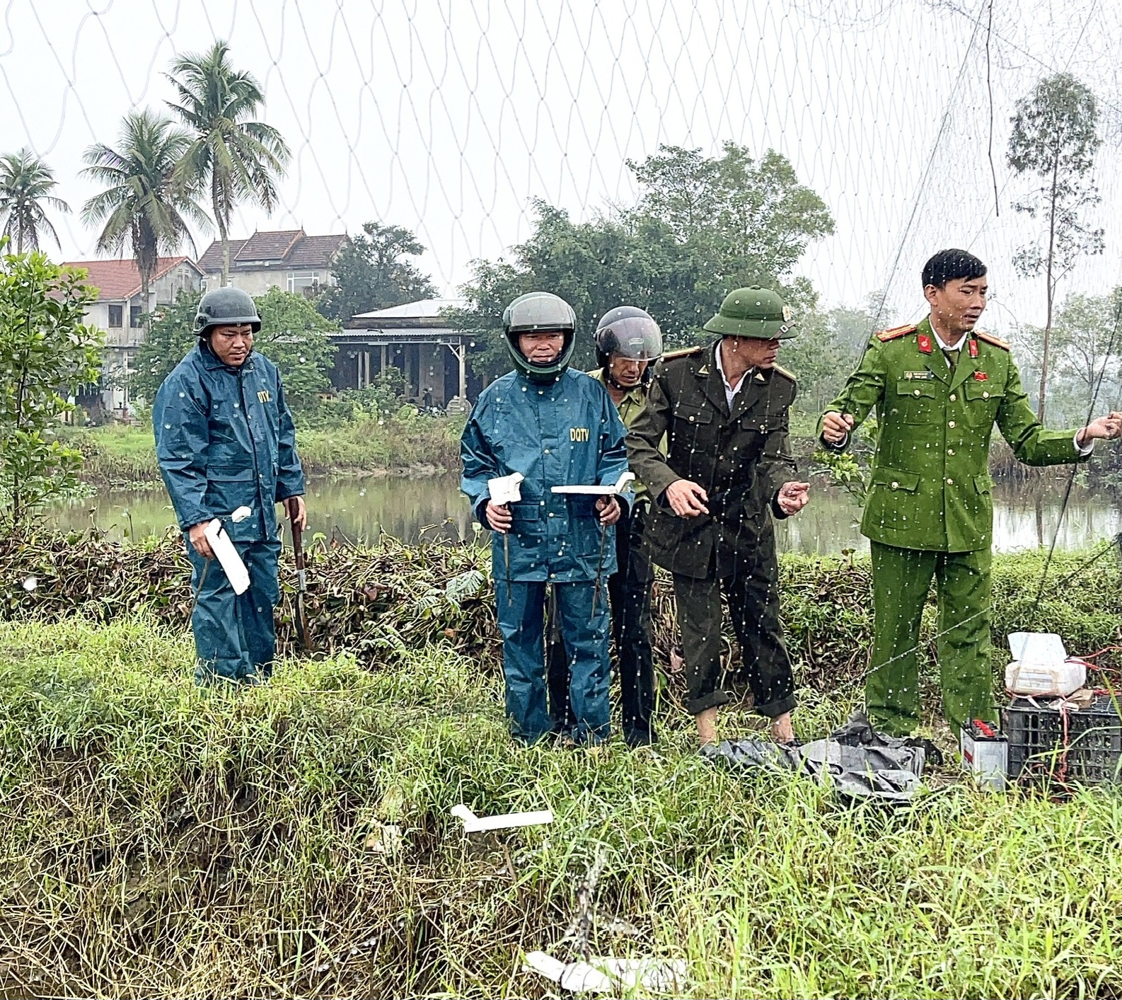 Tháo gỡ, tiêu hủy hàng trăm mét lưới, cò xốp, cọc tre… săn bắt chim trời