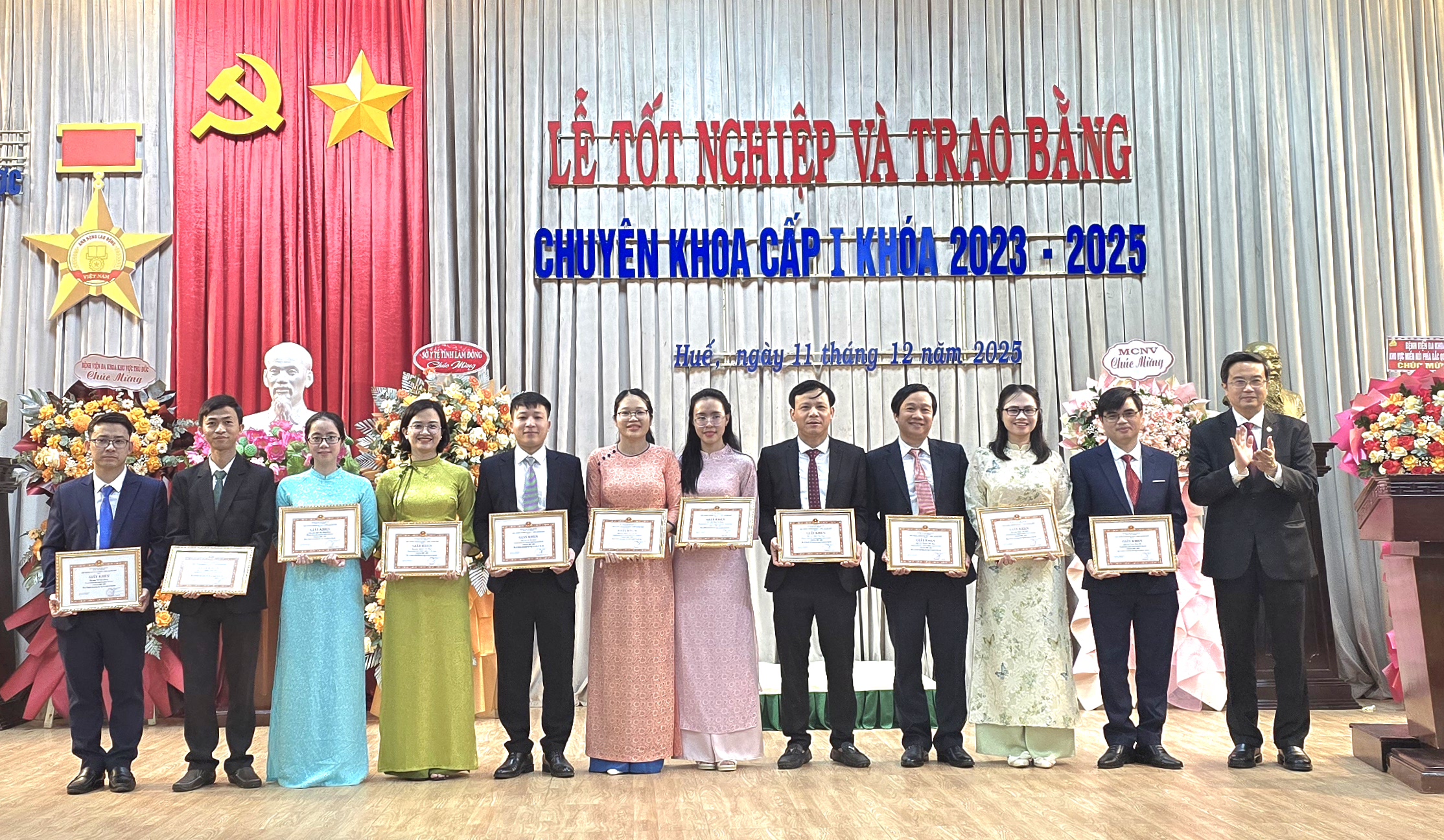 Trao bằng tốt nghiệp cho 600 tân bác sĩ chuyên khoa cấp I