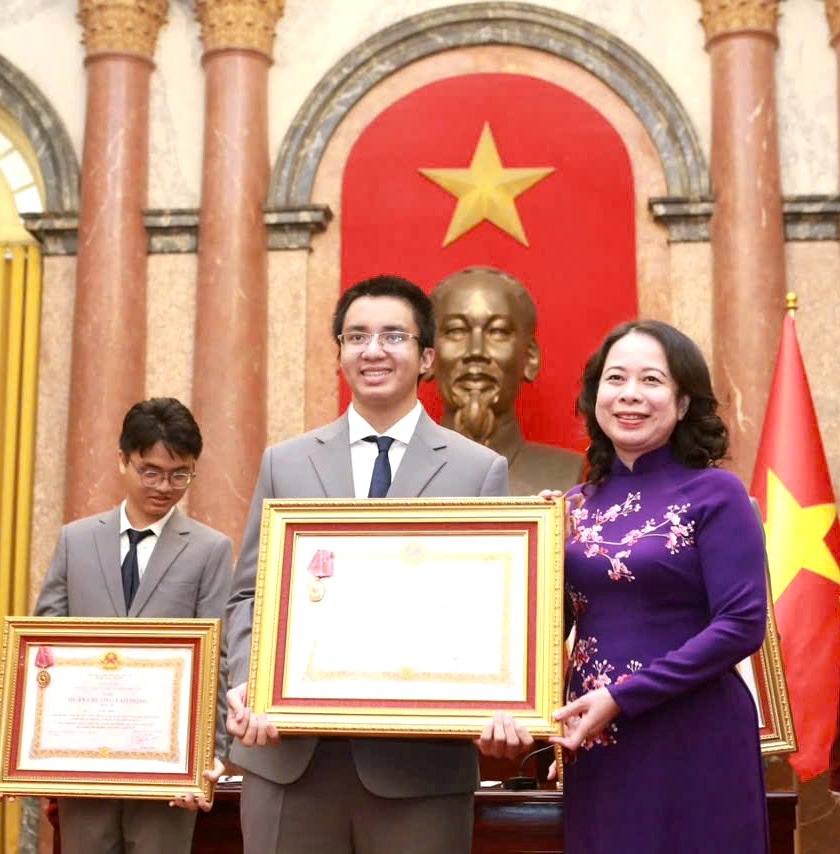 Hai học sinh của TP Huế được Chủ tịch nước trao tặng Huân chương Lao động Hạng Ba