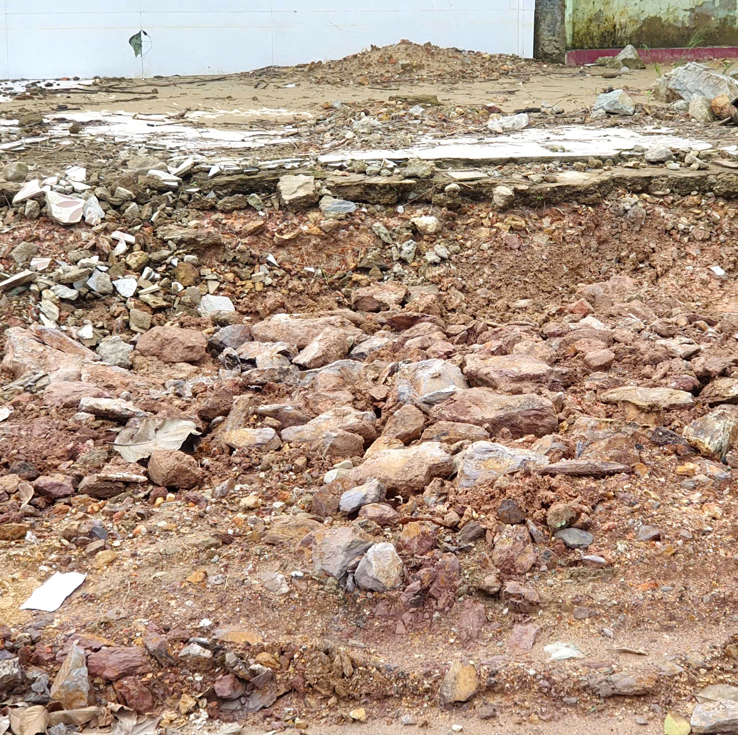 Sử dụng đá phong hóa đắp nền đường dự án đường ven sông Bồ