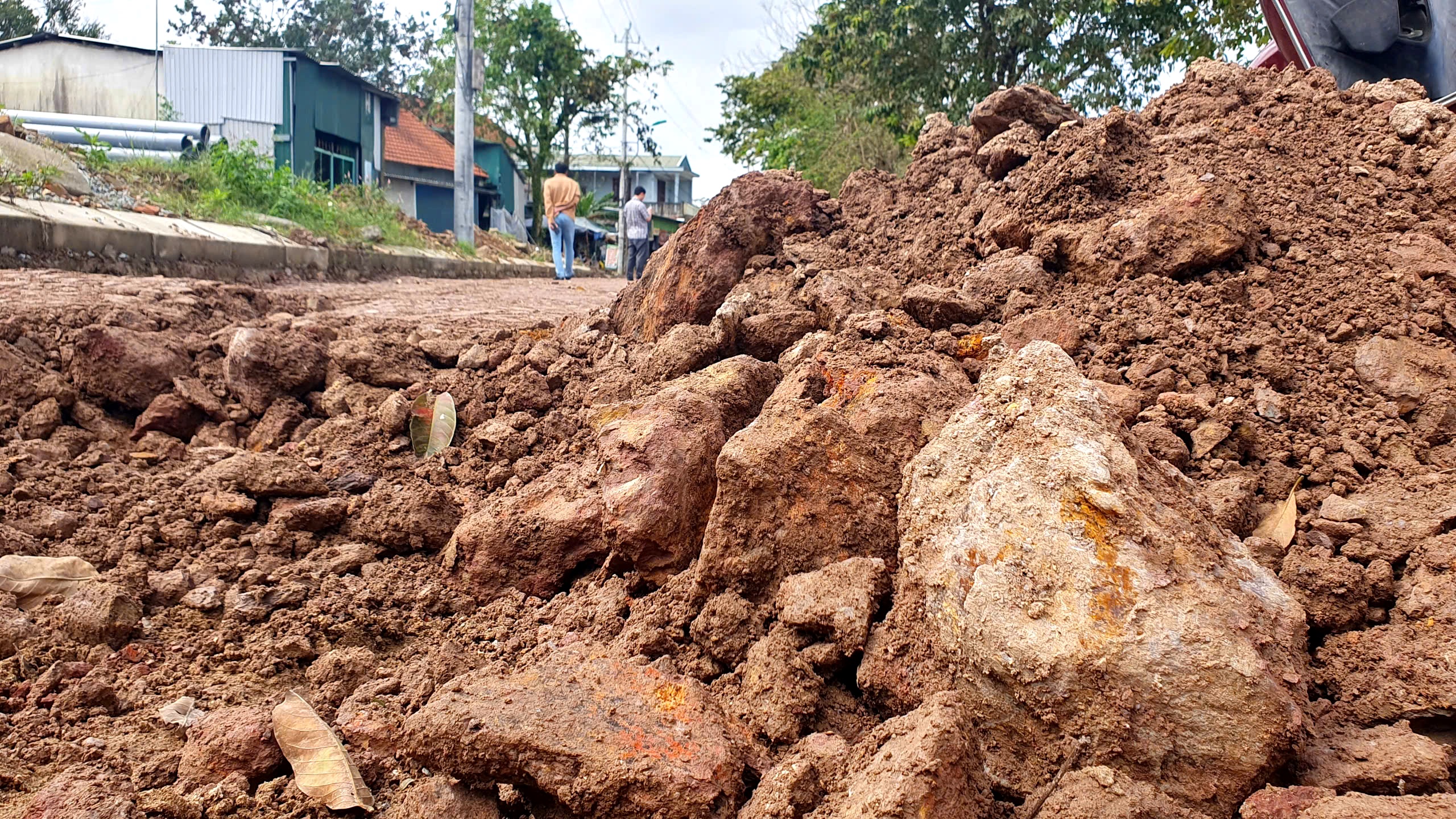 Sử dụng đá phong hóa đắp nền đường dự án đường ven sông Bồ