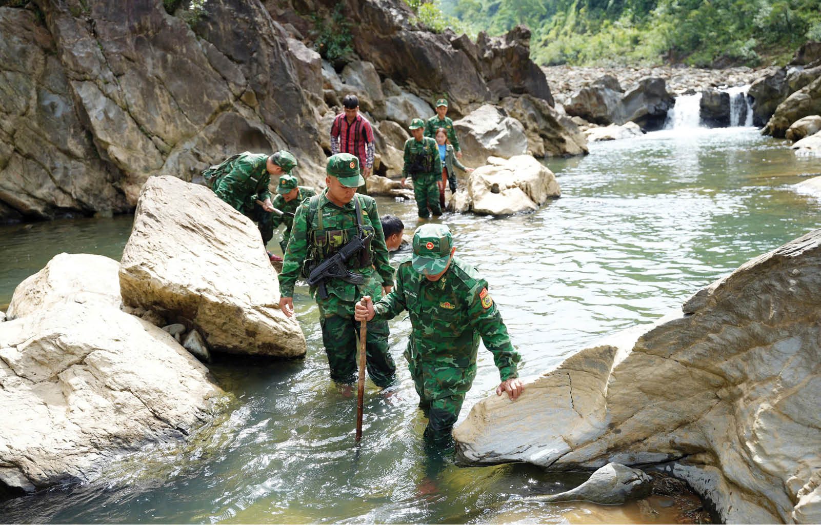 Bước chân không mỏi trên nẻo đường biên cương