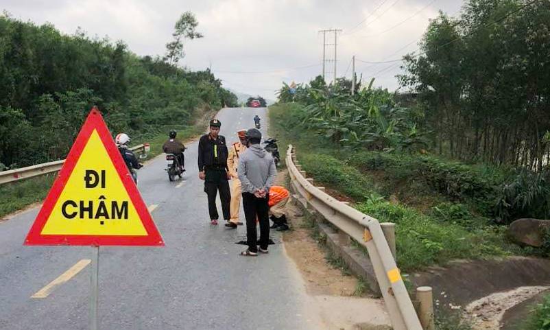 Khắc phục điểm sụt lún trên Quốc lộ 49 đoạn qua xã Bình Điền