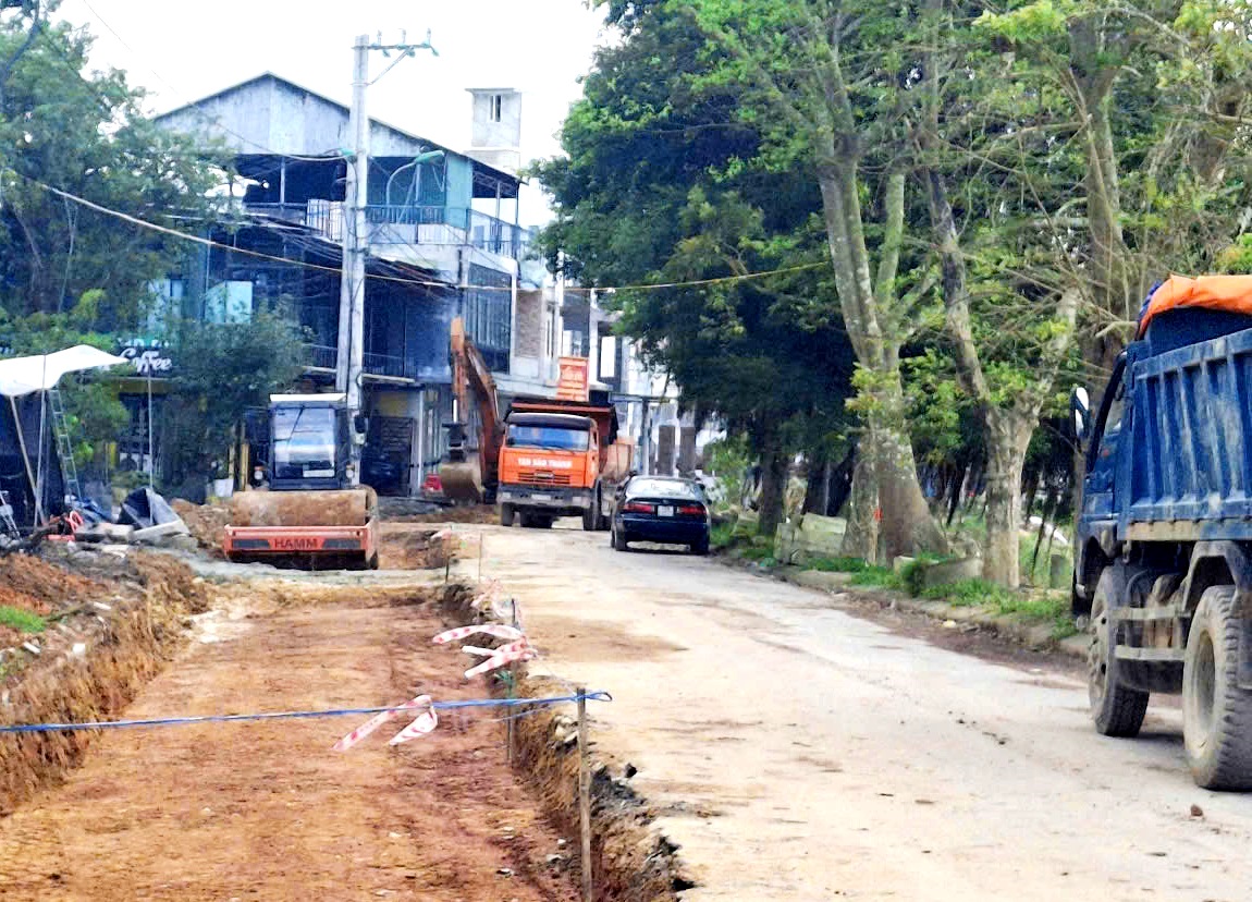 Chuyển đất đá không đạt chuẩn ra khỏi Dự án đường ven sông Bồ