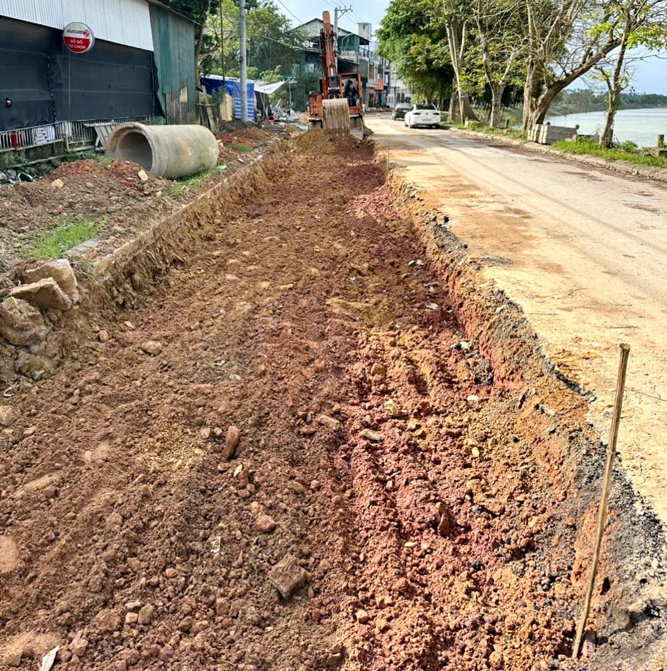 Chuyển đất đá không đạt chuẩn ra khỏi Dự án đường ven sông Bồ