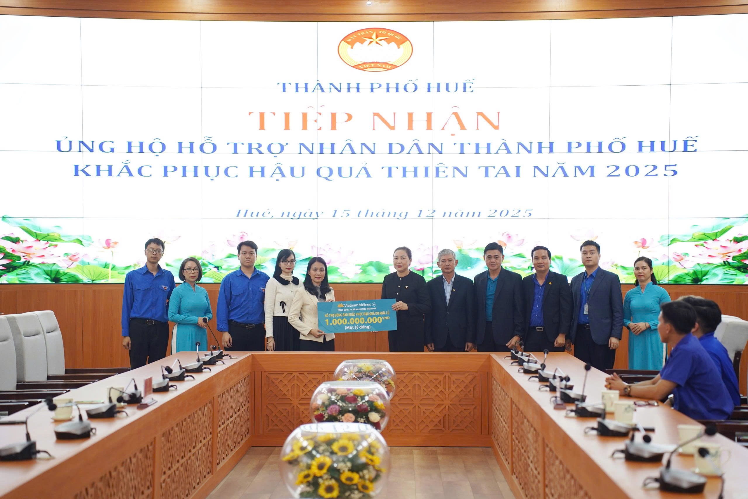 Vietnam Airlines hỗ trợ 1 tỷ đồng và 2 000 tấm chăn cho người dân sau thiên tai