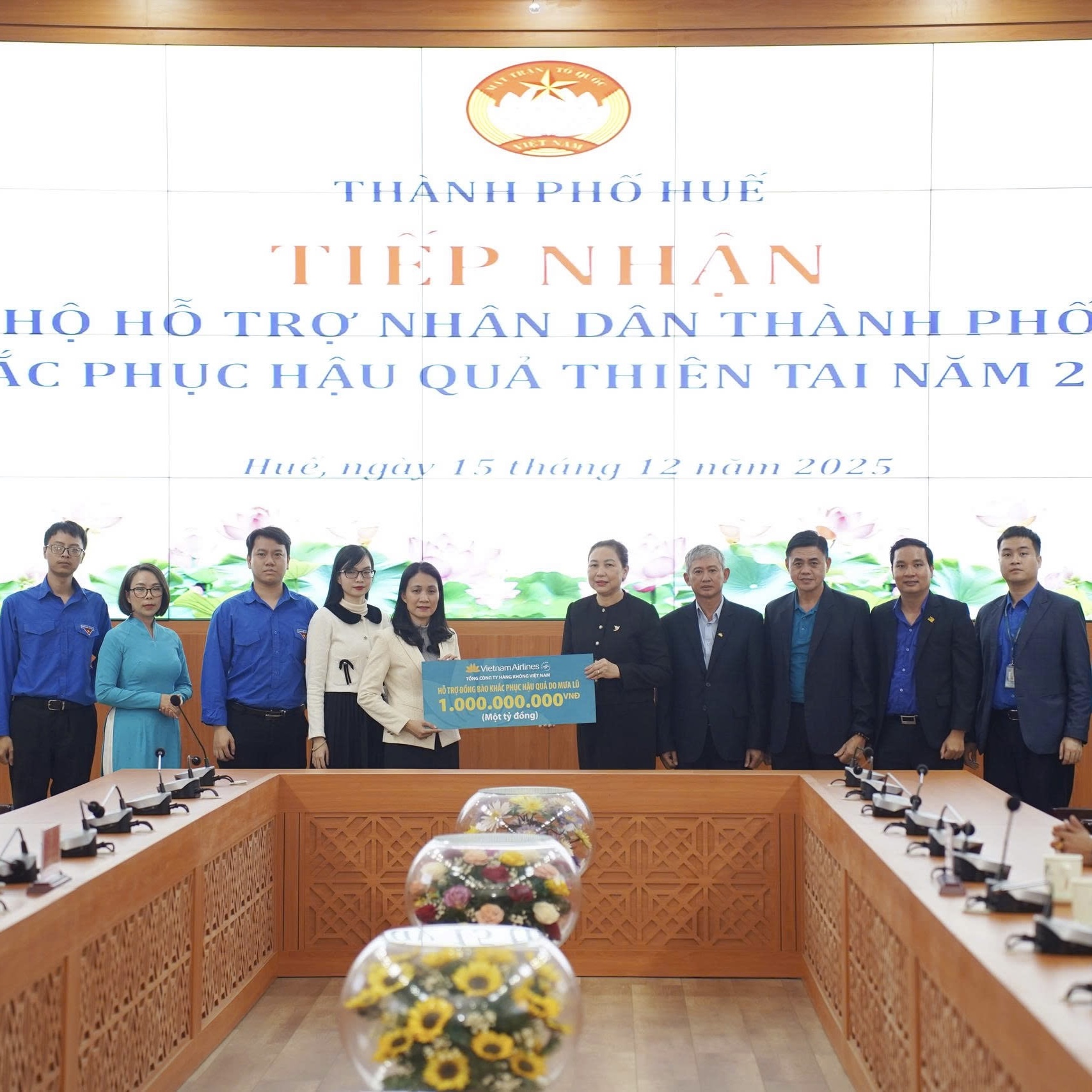 Vietnam Airlines hỗ trợ 1 tỷ đồng và 2 000 tấm chăn cho người dân sau thiên tai