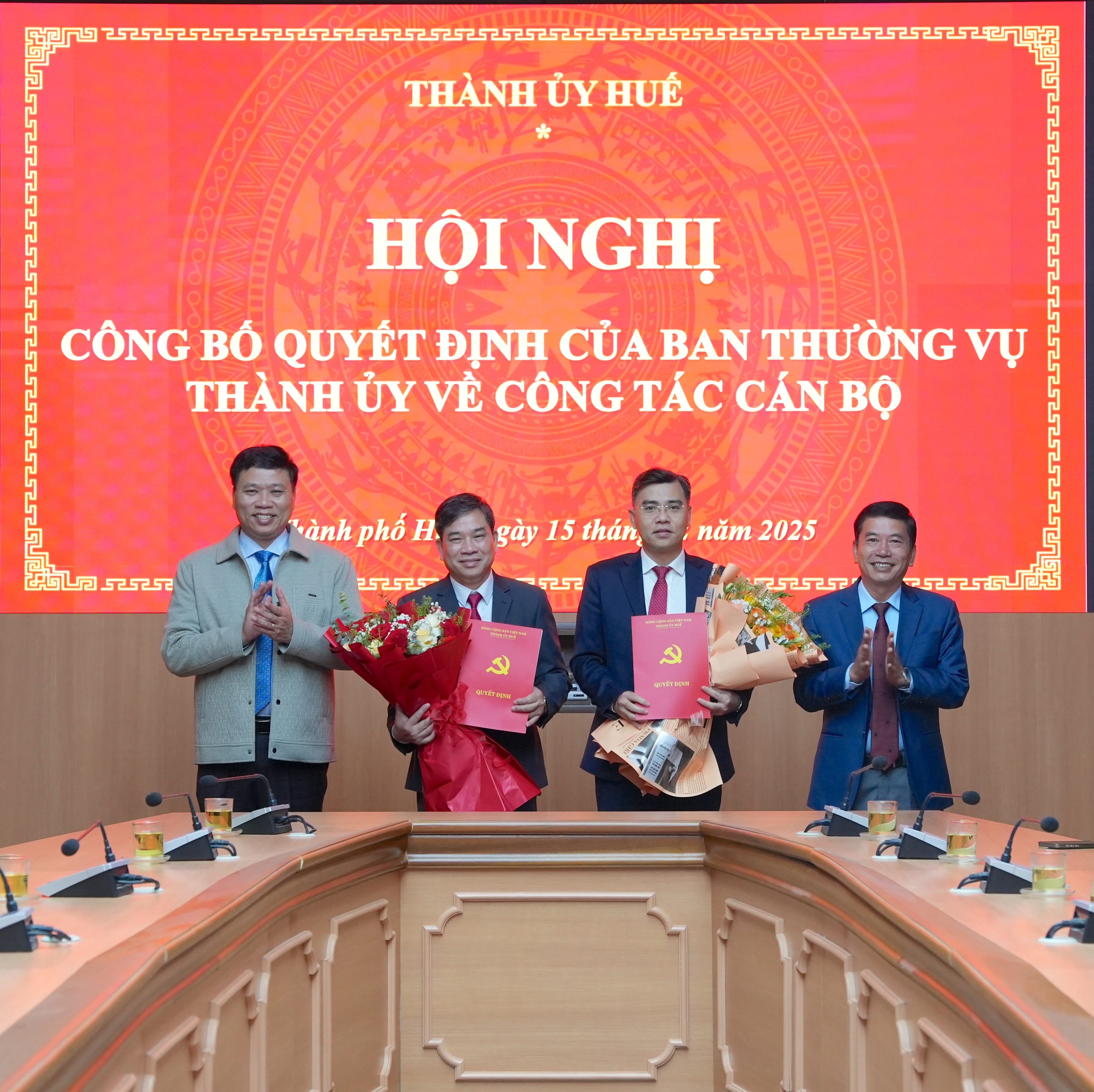 Thành ủy Huế công bố các quyết định về công tác cán bộ