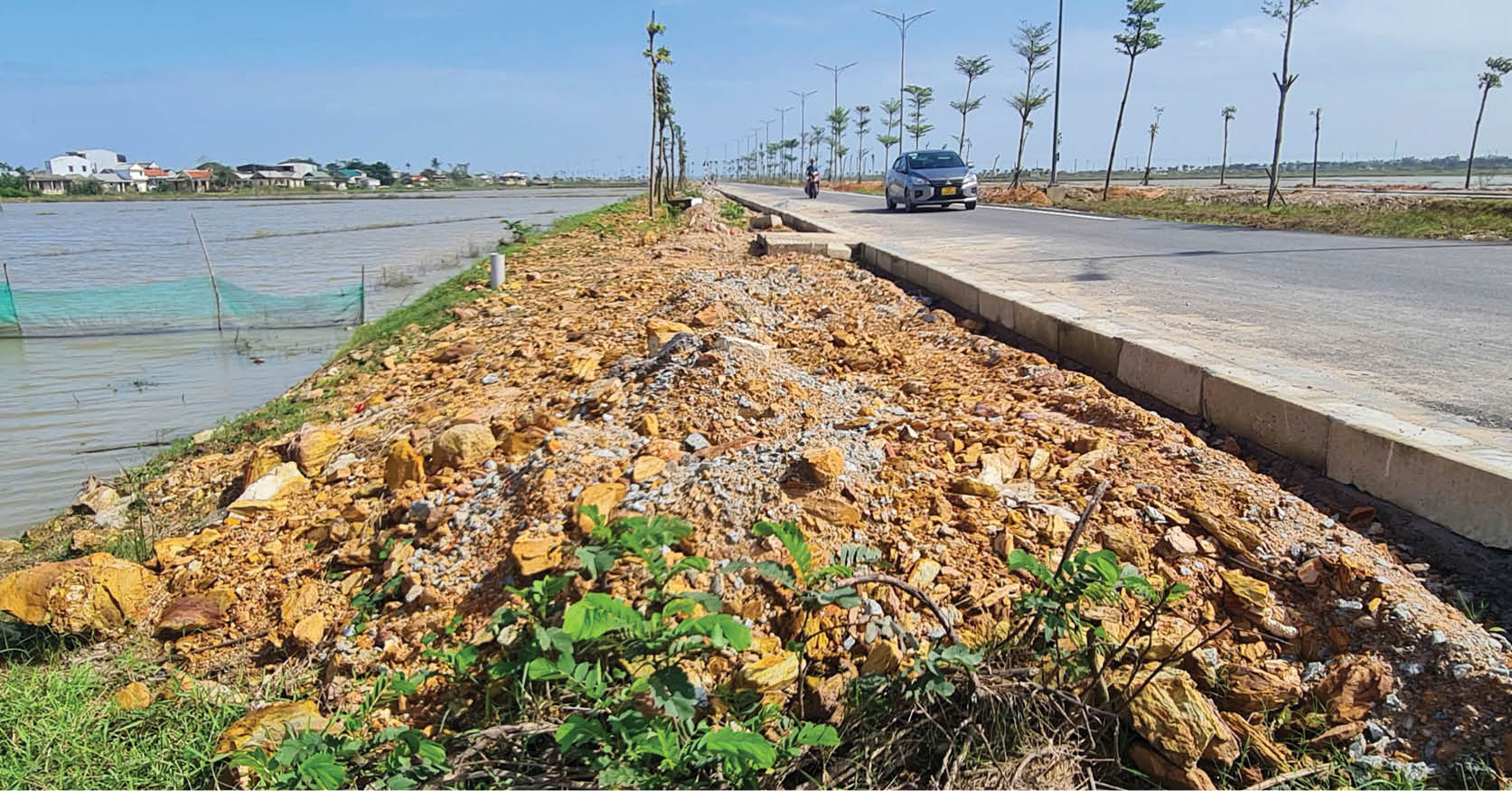 Yêu cầu nhà thầu vận chuyển đá phong hóa ra khỏi công trình